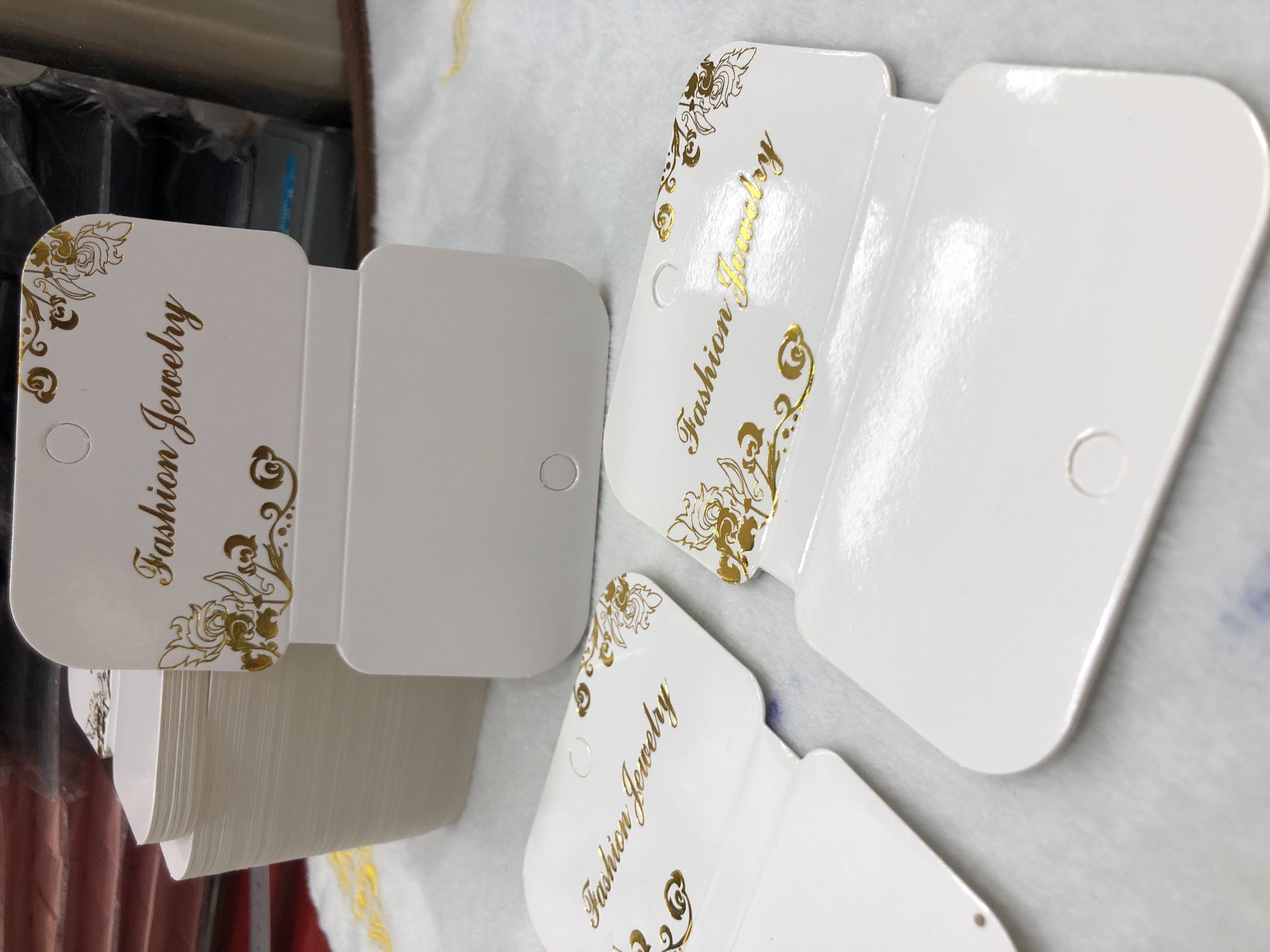 8.9*11.4白卡烫金字表面腹亮膜对折项链手链多用卡详情图4