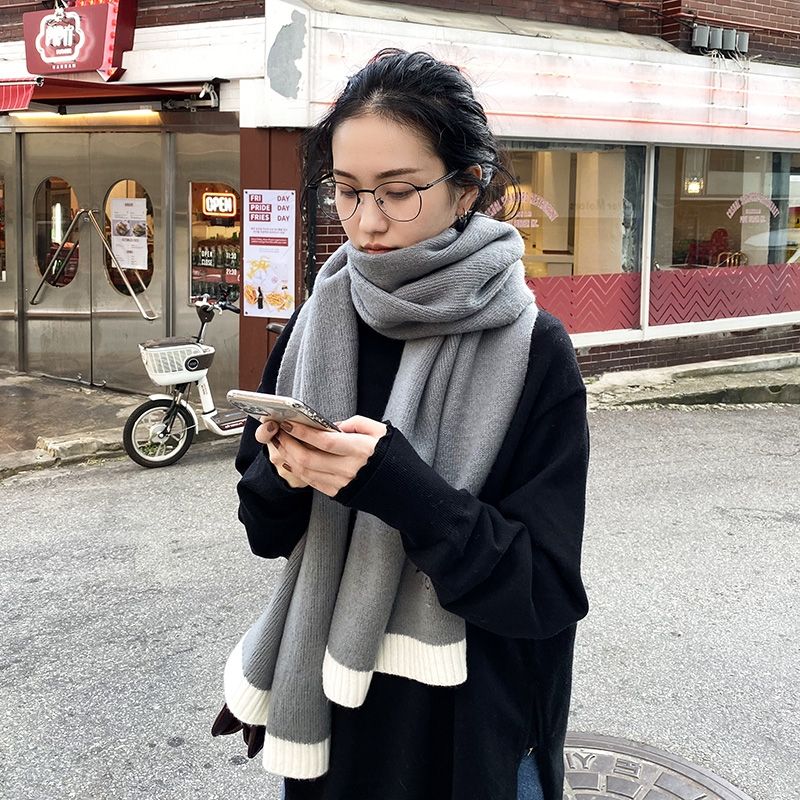 A new trendy and versatile wool warm scarf for ladies in autumn and winter, with a touch of elegance details Picture