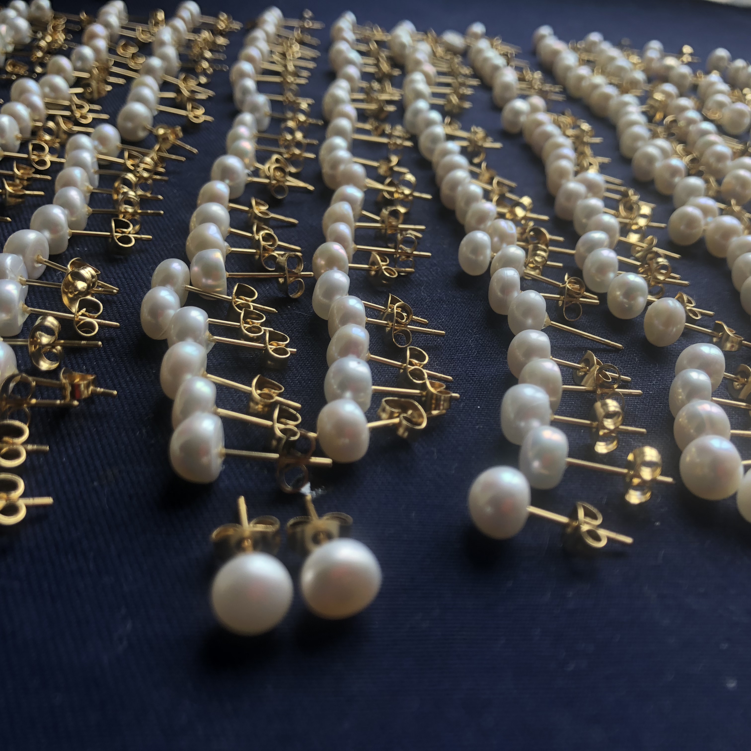 8-9天然珍珠加水钻搭配铜配耳钉，适合各种类型普通上班族详情图1