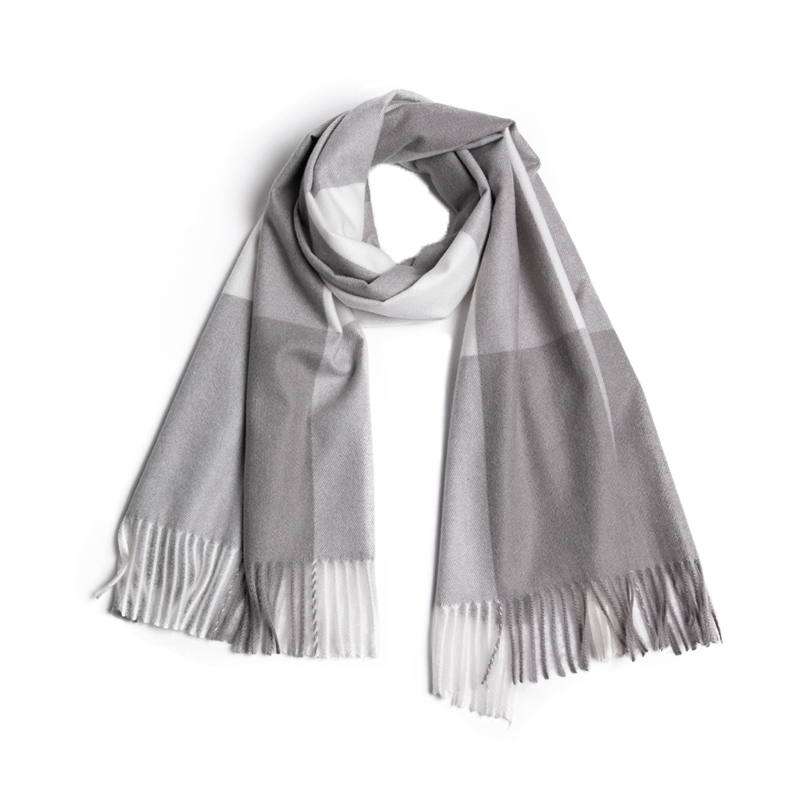A new trendy and versatile wool warm scarf for ladies in autumn and winter, with a touch of elegance Application Scenario