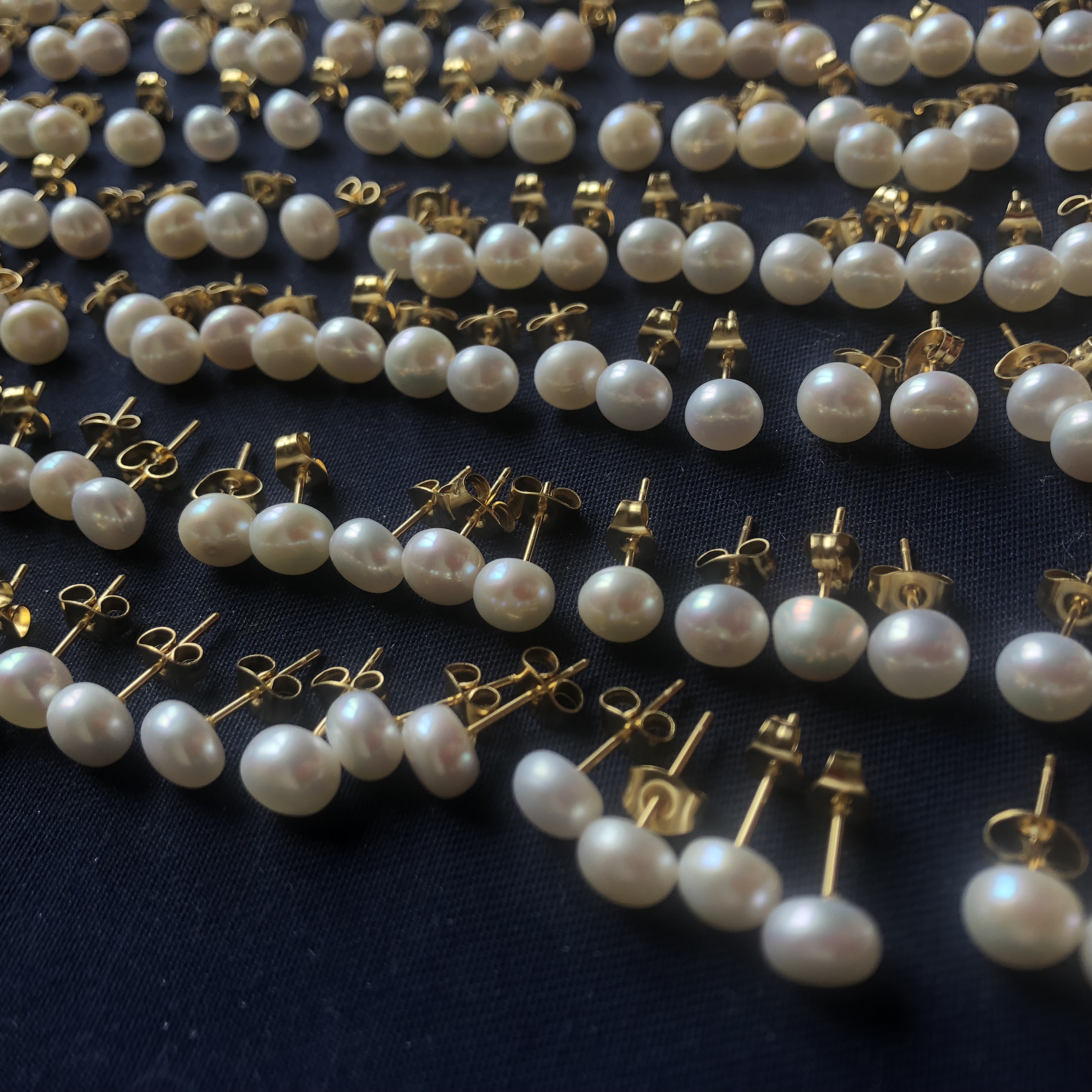 8-9天然珍珠加水钻搭配铜配耳钉，适合各种类型普通上班族详情图3