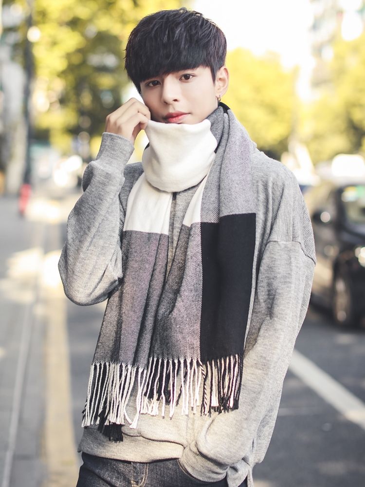 Men's warm scarf with elegant style