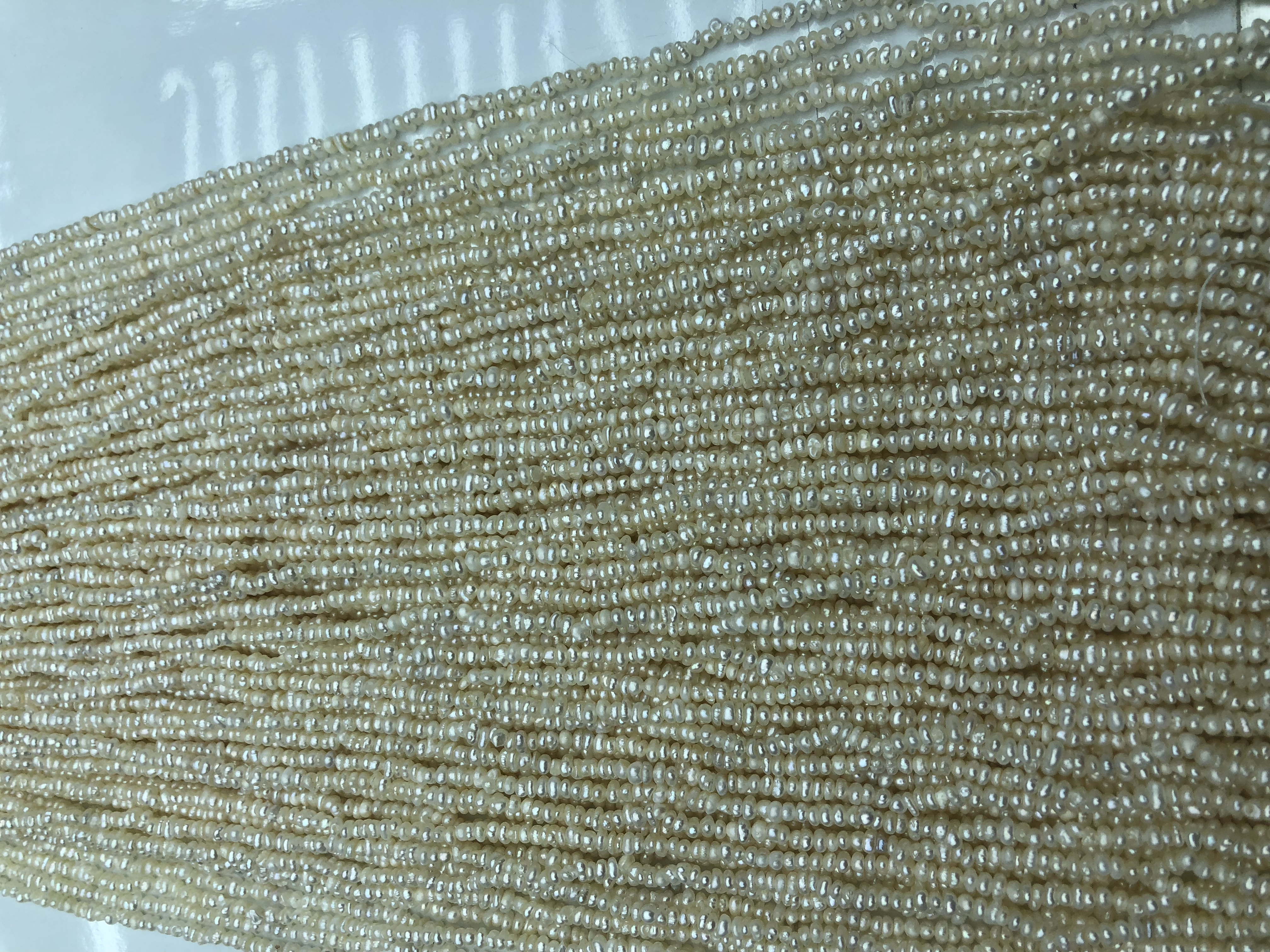 2.5-3mm扁珠，精致的女人配戴完美的珍珠