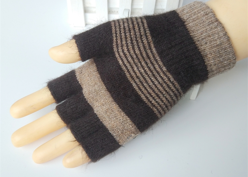 Adult knitted gloves 23 Application Scenario