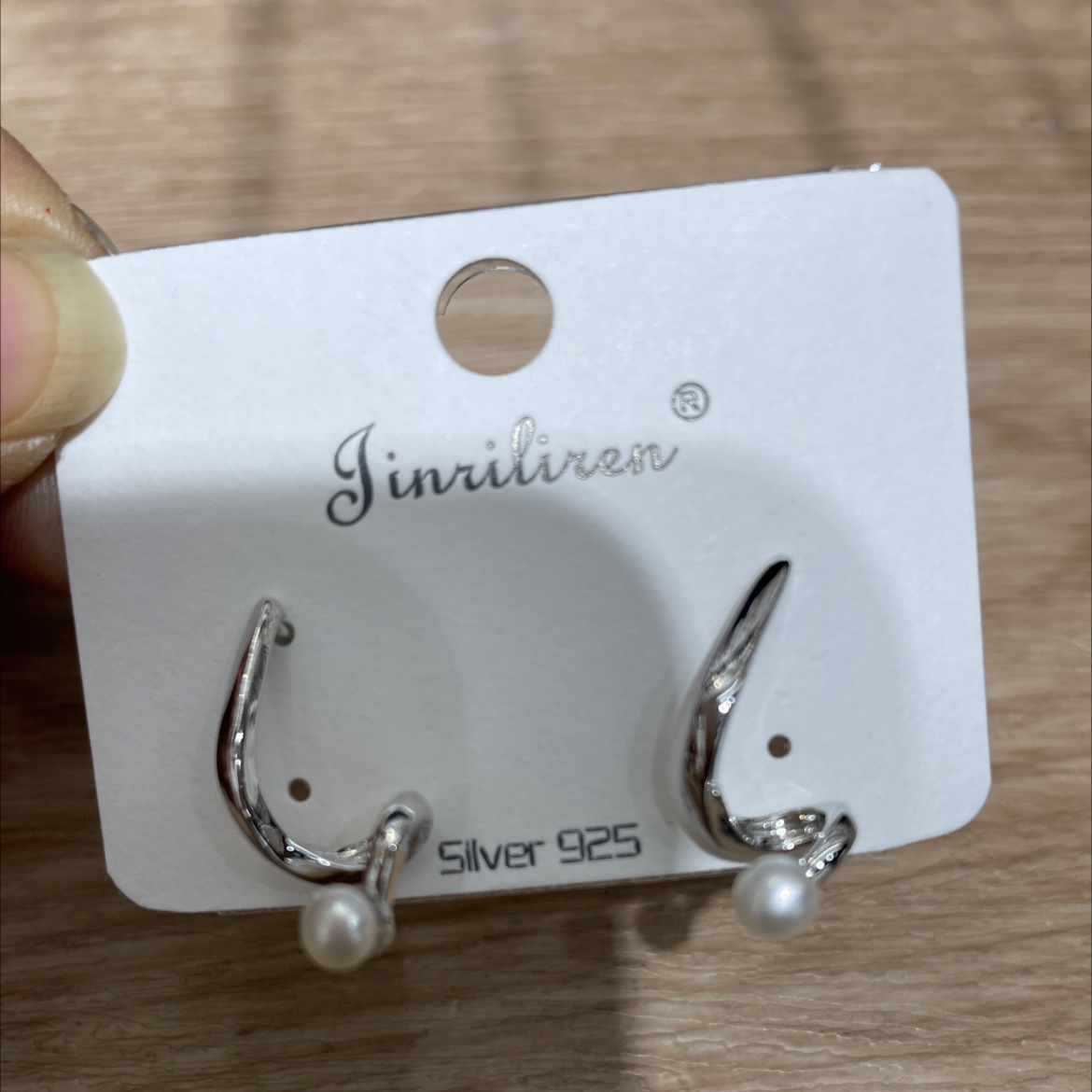 Today's Beauty Today's Korean-style earrings feature a simple design and fashionable pearl pairing