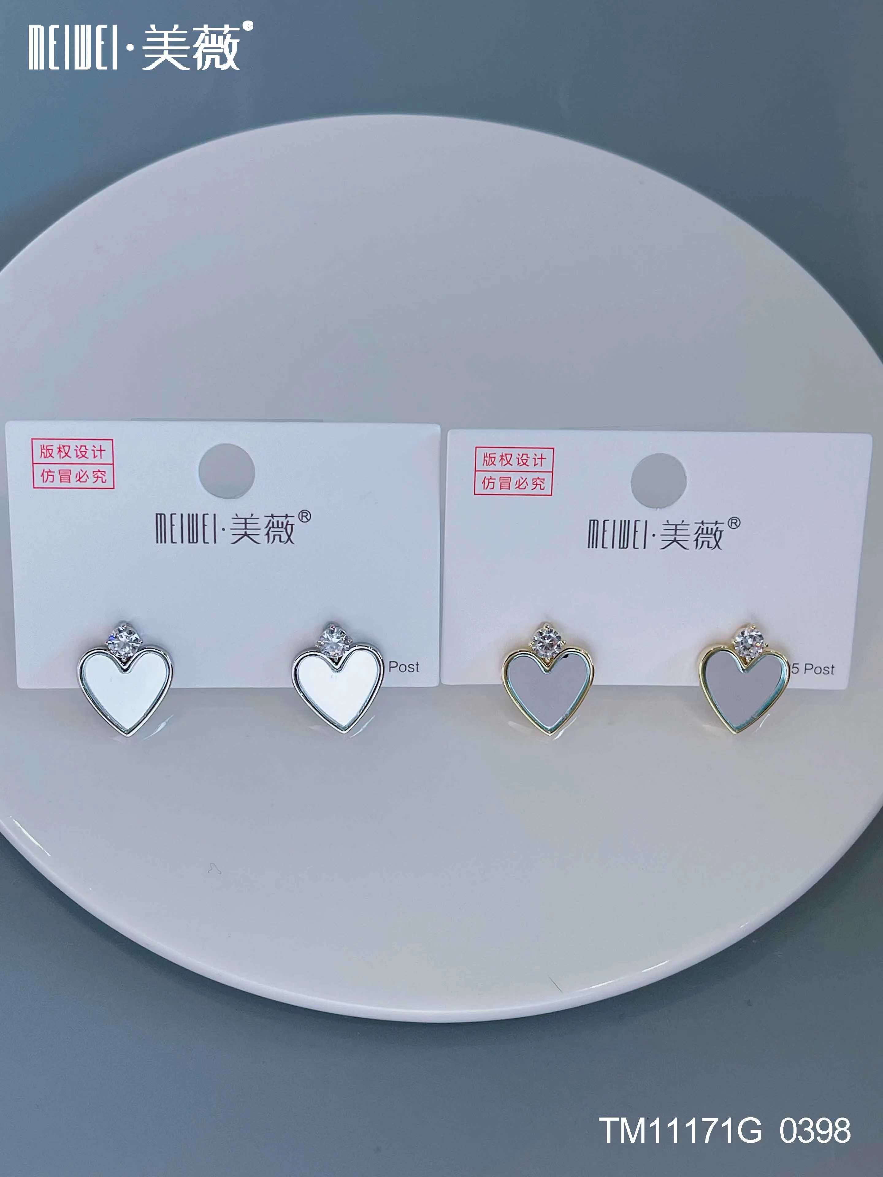 爱心带钻耳环