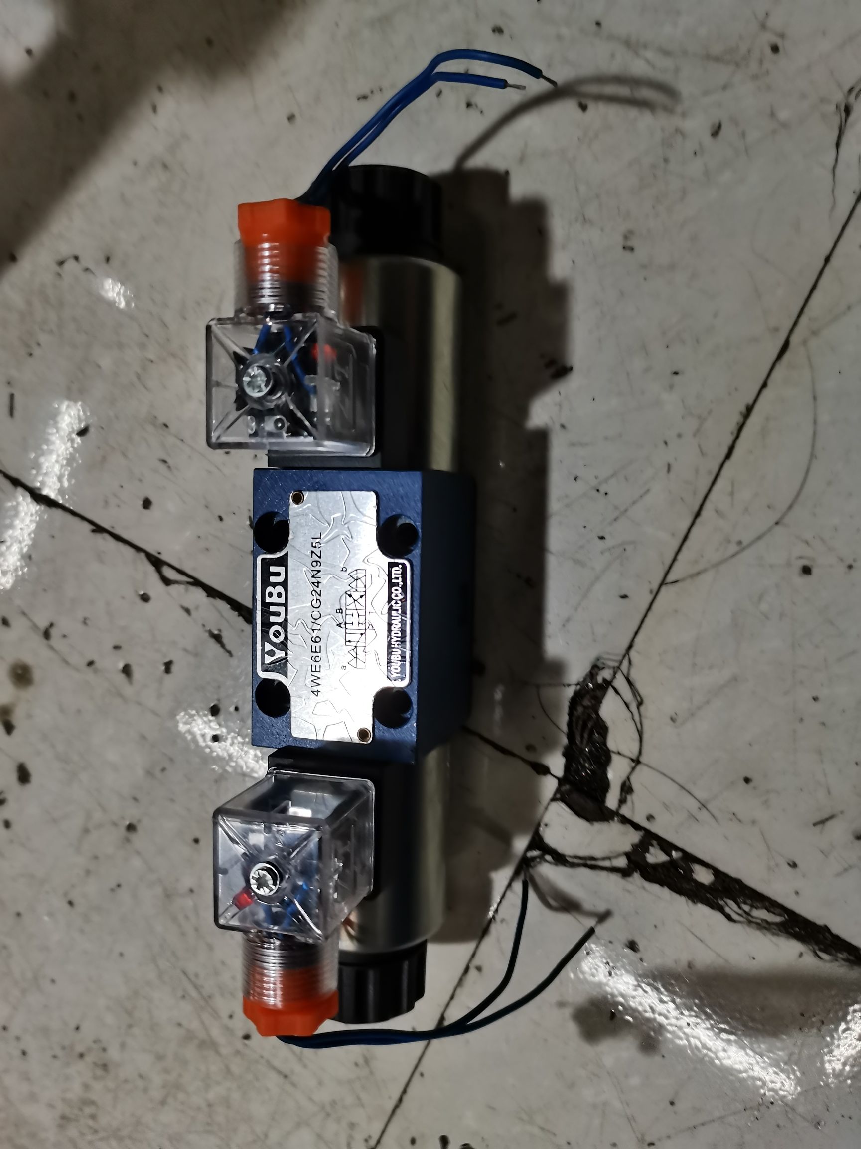 4 WE6 bore double-head series solenoid valve