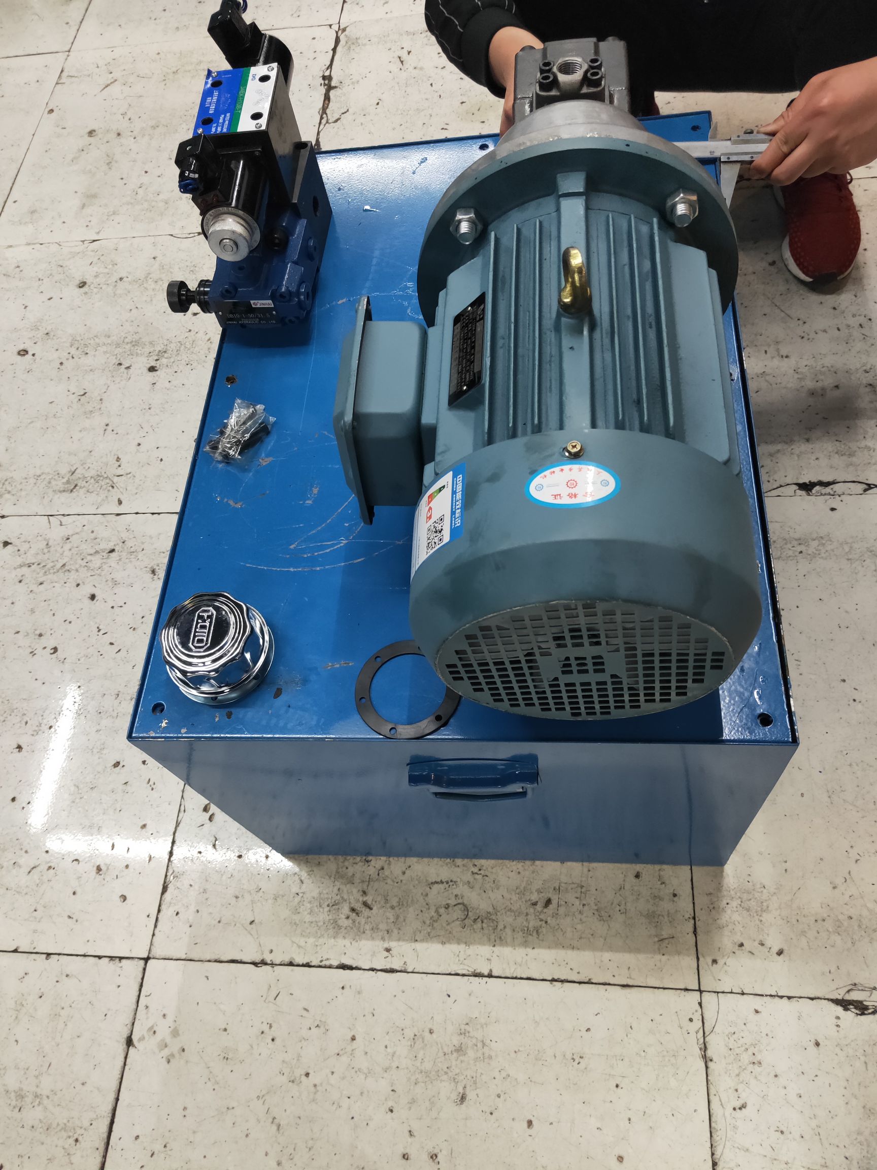 We can customize various large and small hydraulic stations for 1.5Kw three-way and four-way systems. details Picture