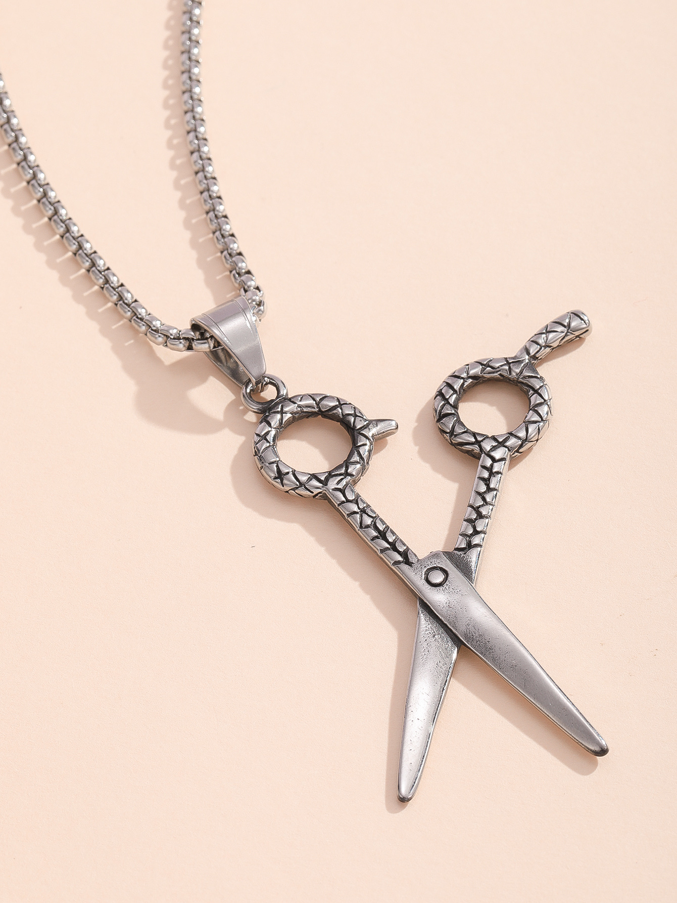 A hairstylist scissors stainless steel pendant necklace Specification image