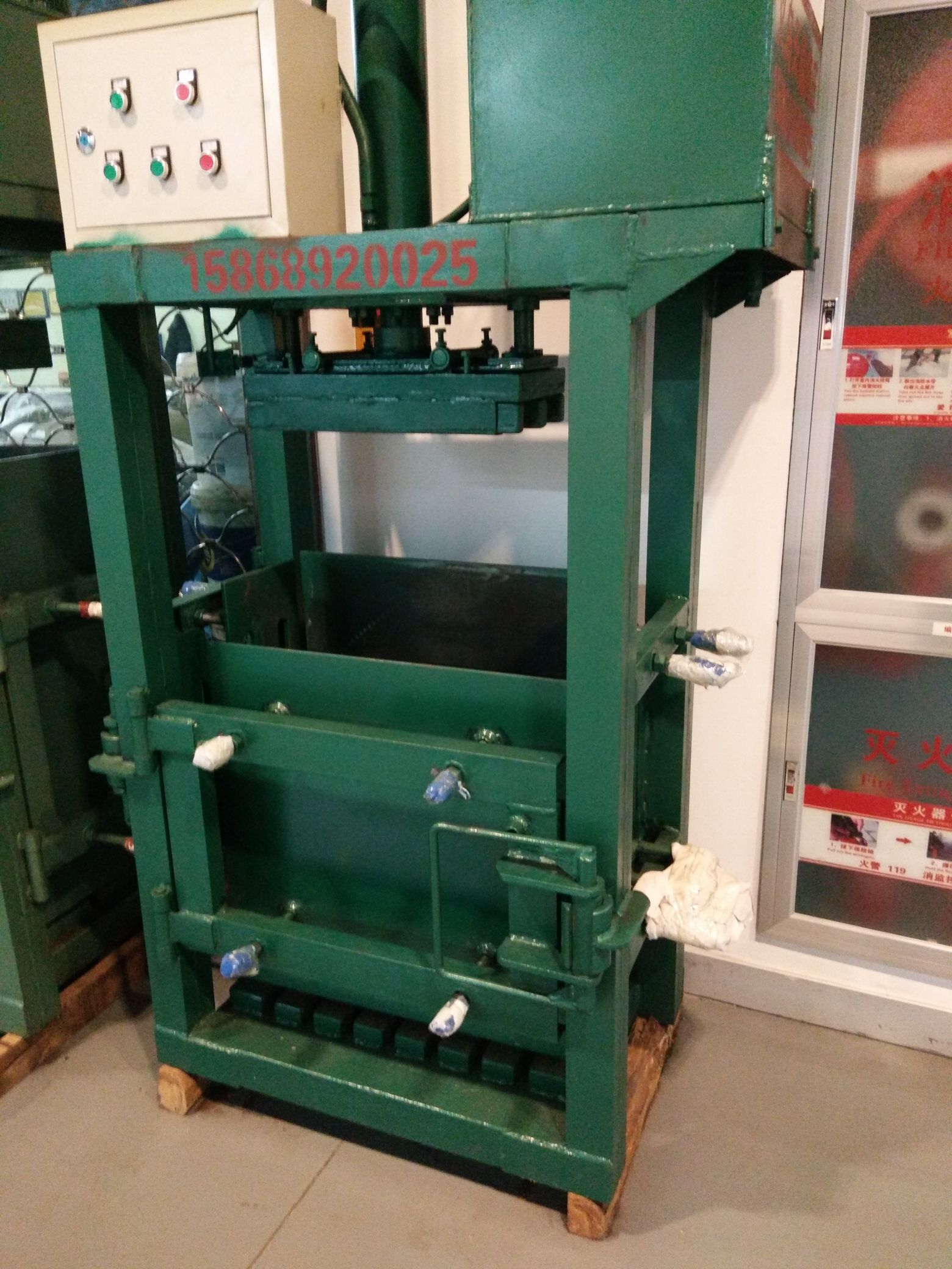 Transparent bag hydraulic baling machine details Picture