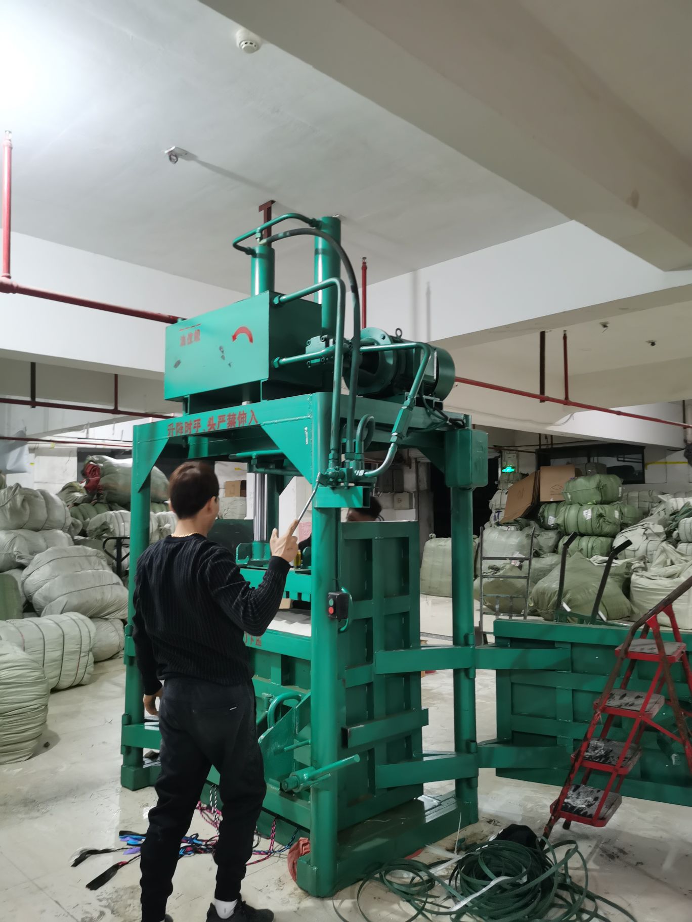 Hydraulic compressor