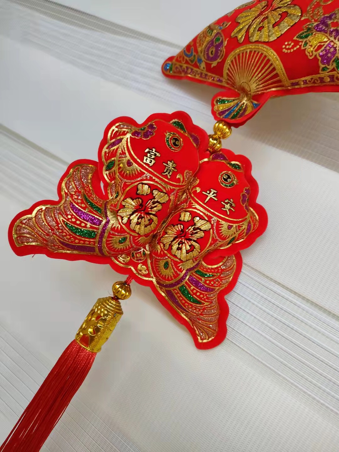 Direct sales from the manufacturer of festive and festival supplies, fan-shaped fish pendants and velvet fabric Specification image