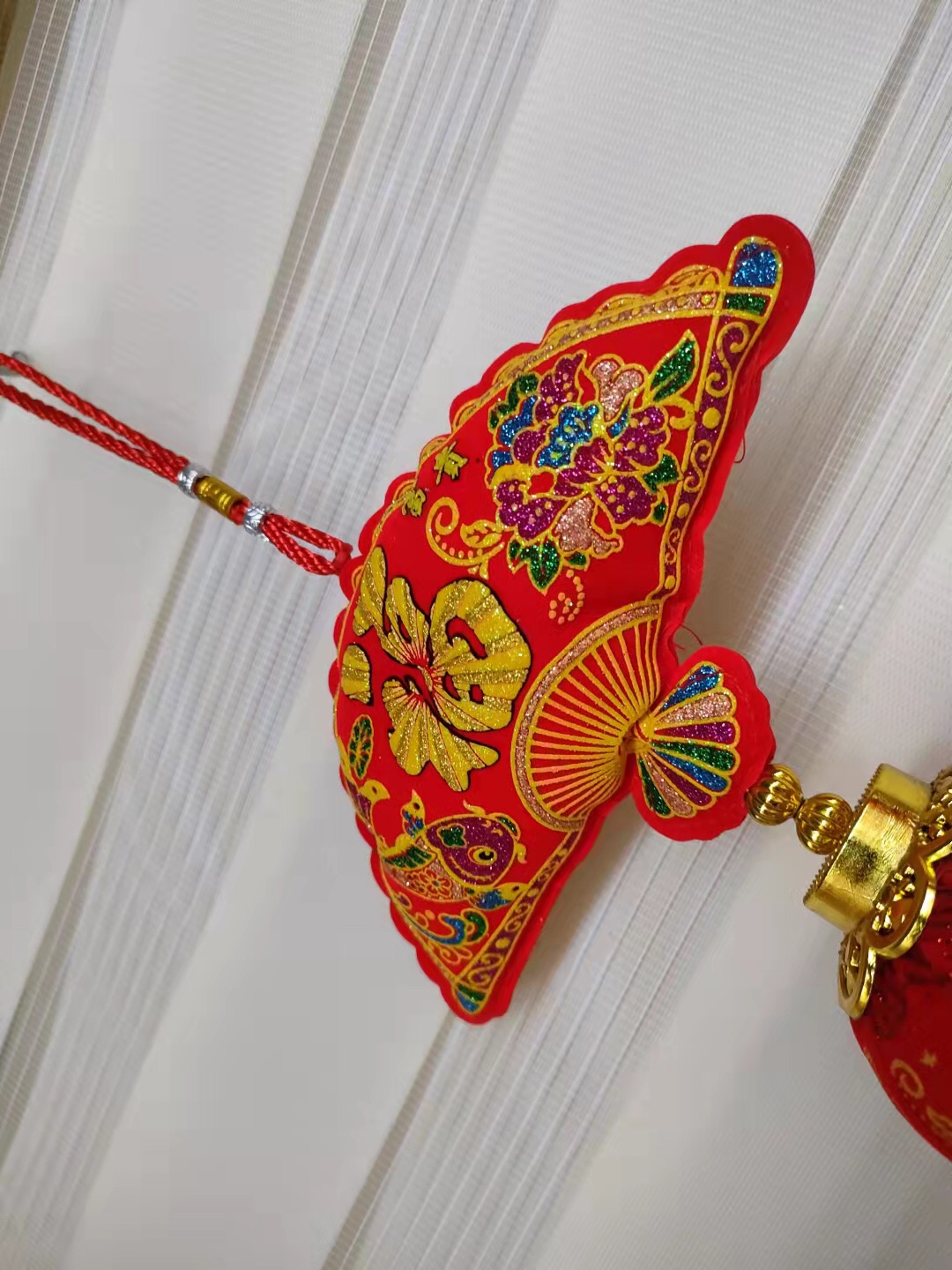 Direct sales from the manufacturer of festive and festival supplies, fan-shaped lantern pendants and velvet fabric details Picture