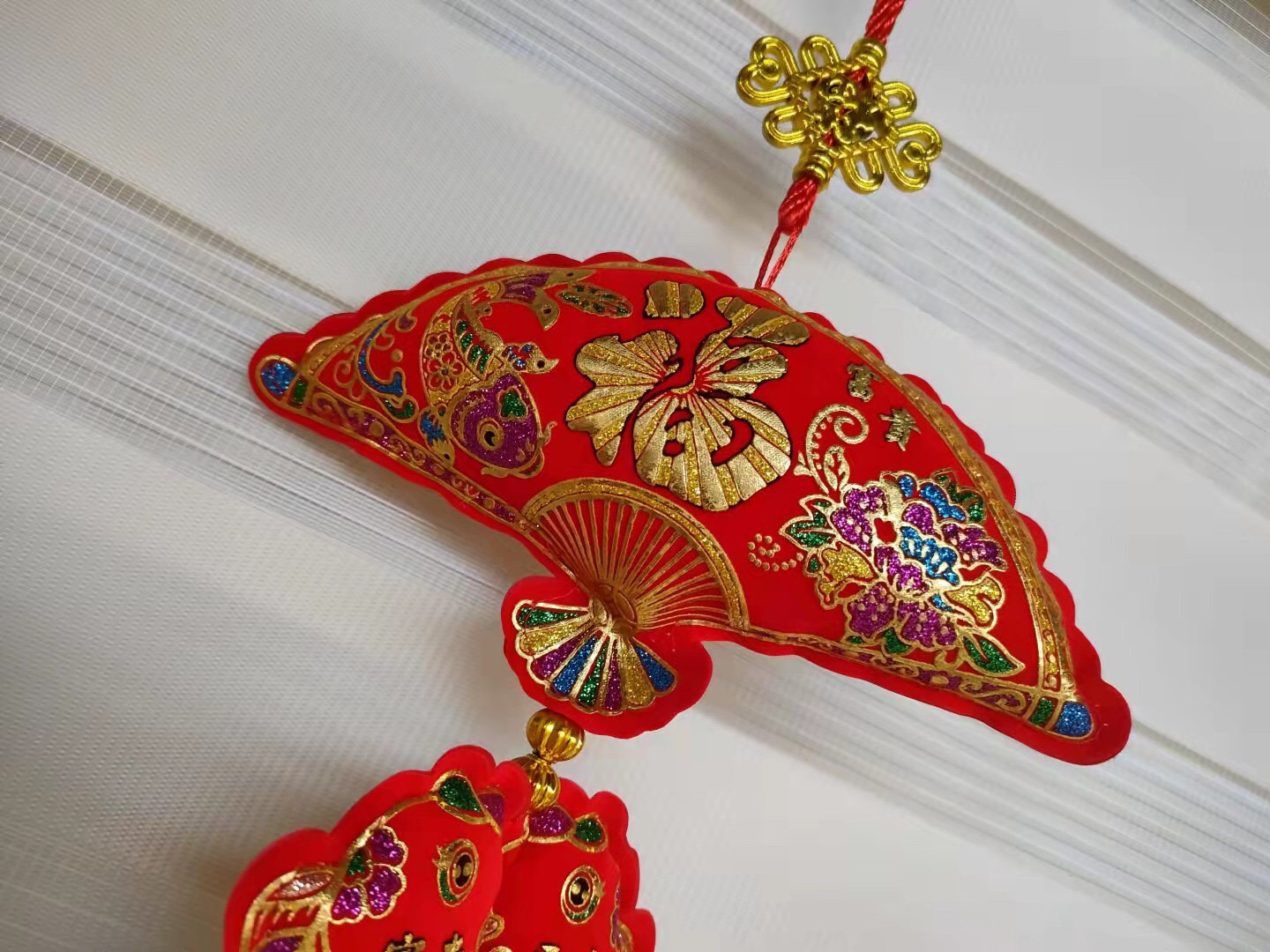 Direct sales from the manufacturer of festive and festival supplies, fan-shaped fish pendants and velvet fabric details Picture