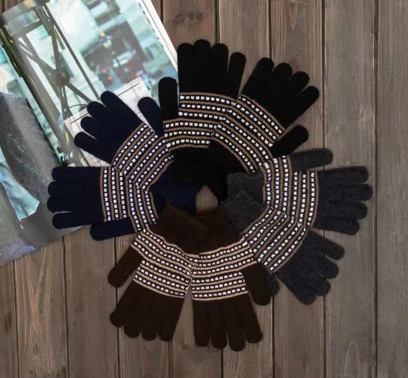 Knitted gloves