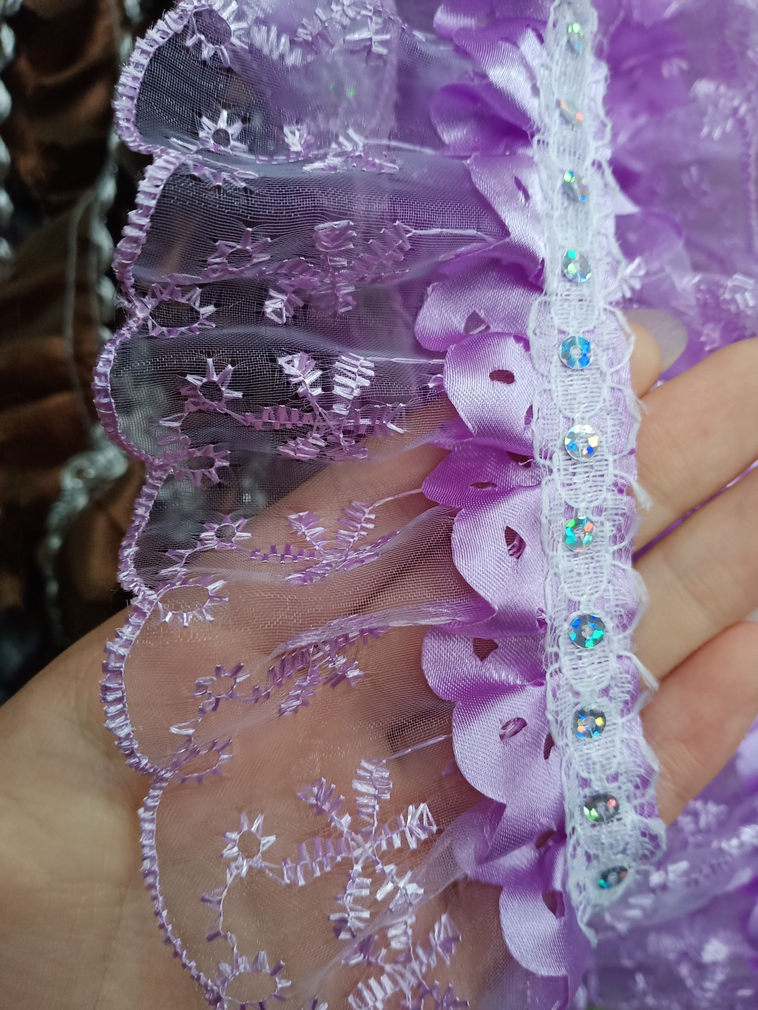 梅子色花边带亮片