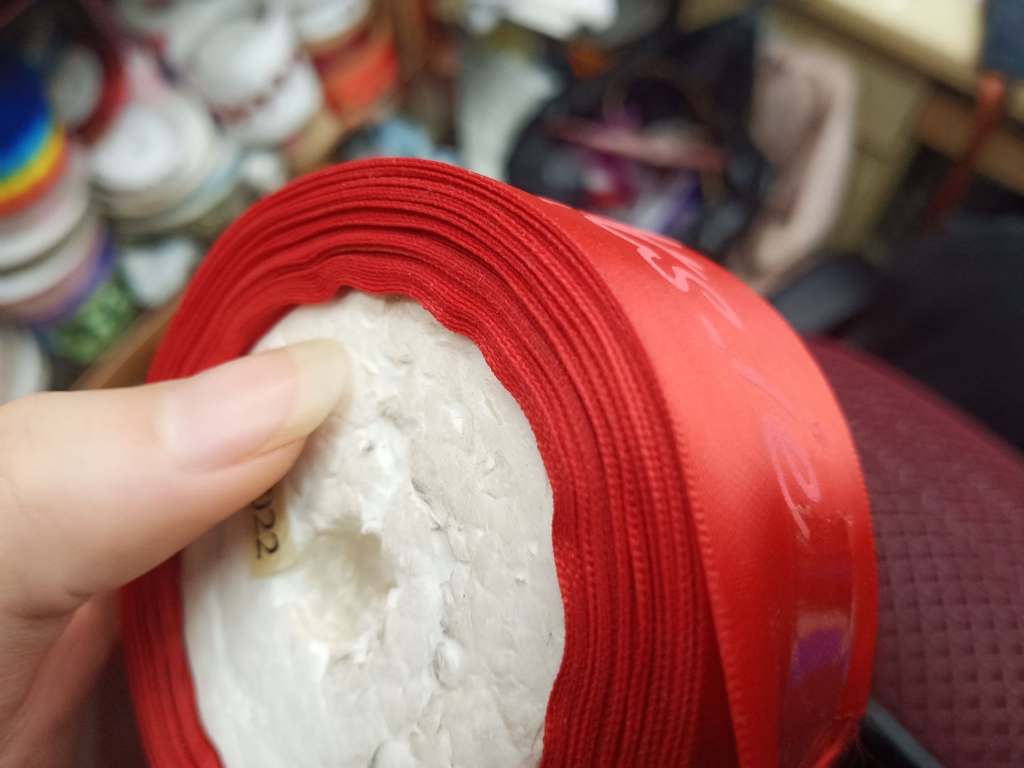 大红色织带爱心图案