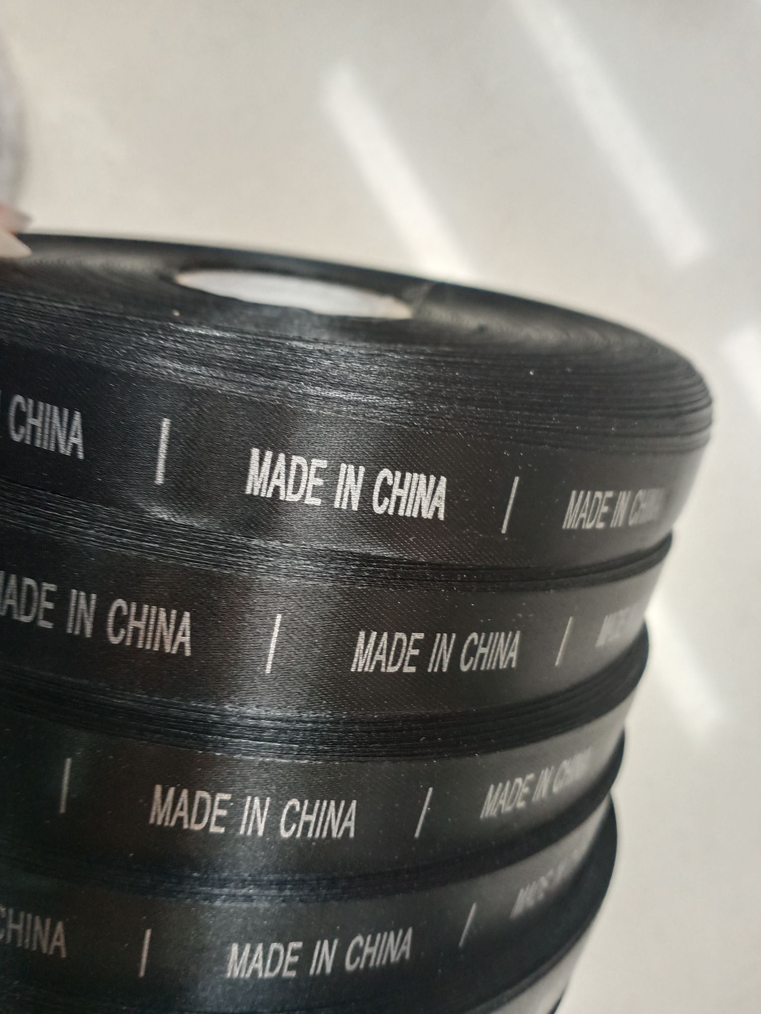 商品标牌黑色底牌印中国制造字样
