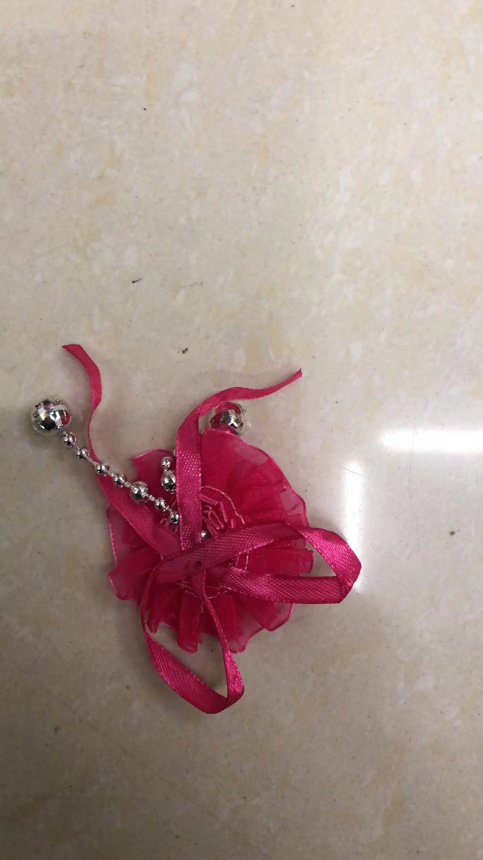 07玫红色小花带玫红色丝带金属吊坠