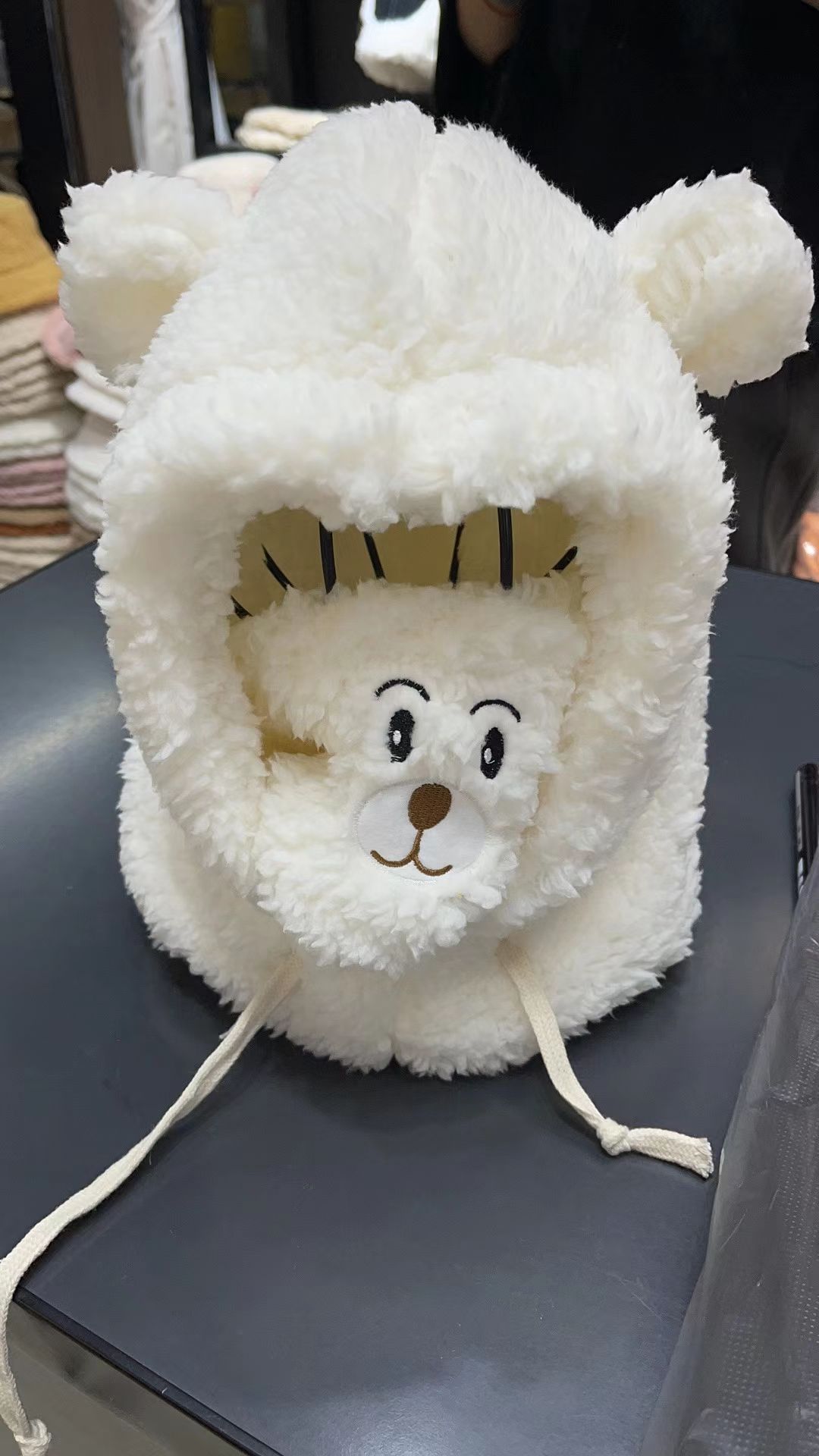 This autumn and winter hat is a trendy online fashion with a sheepskin milk white color