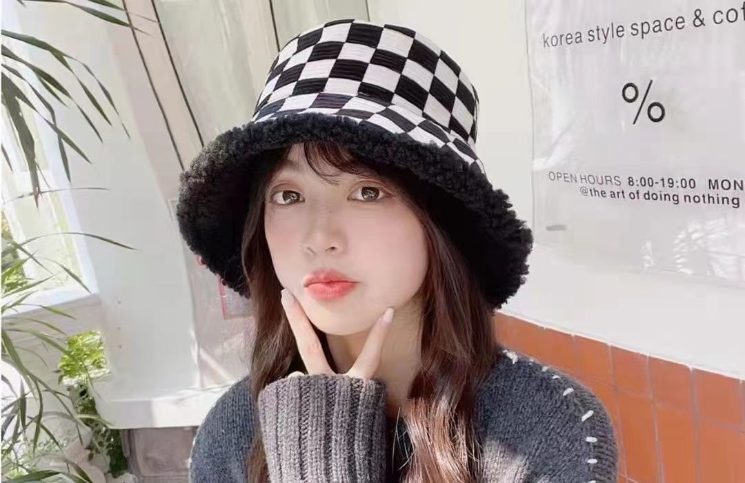 Autumn and winter warm online fashion trend fisherman hat 1 Black and white checkered basin hat details Picture
