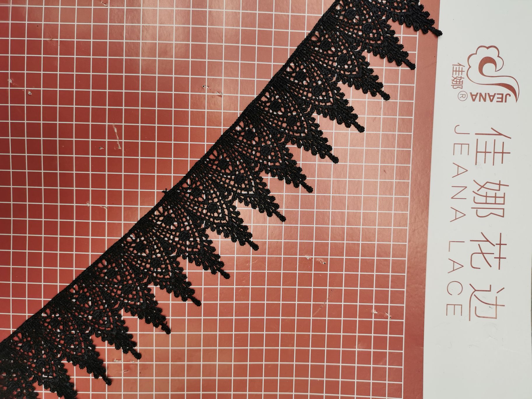 Water-soluble embroidery lace embroidery