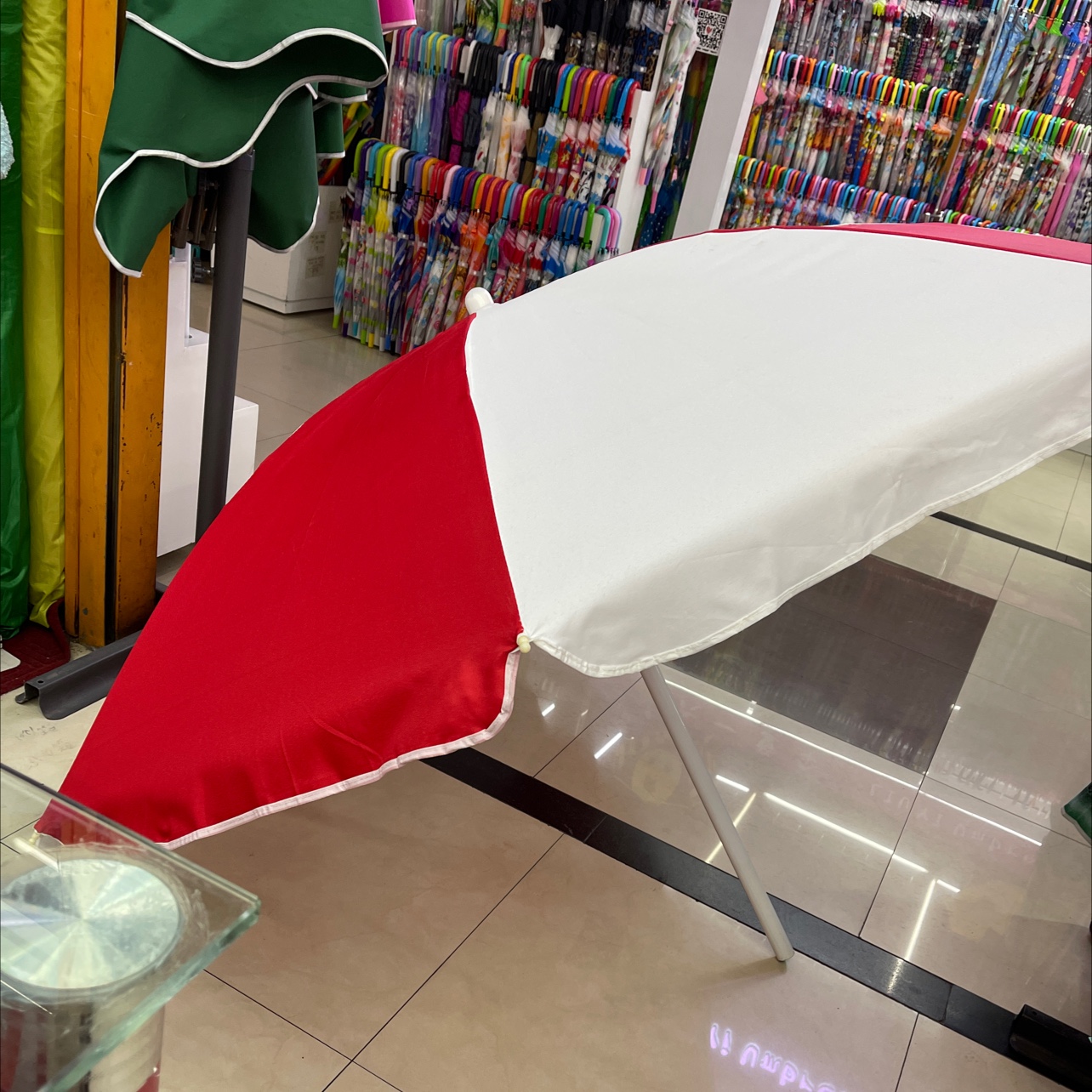 高档红白沙滩伞详情图1