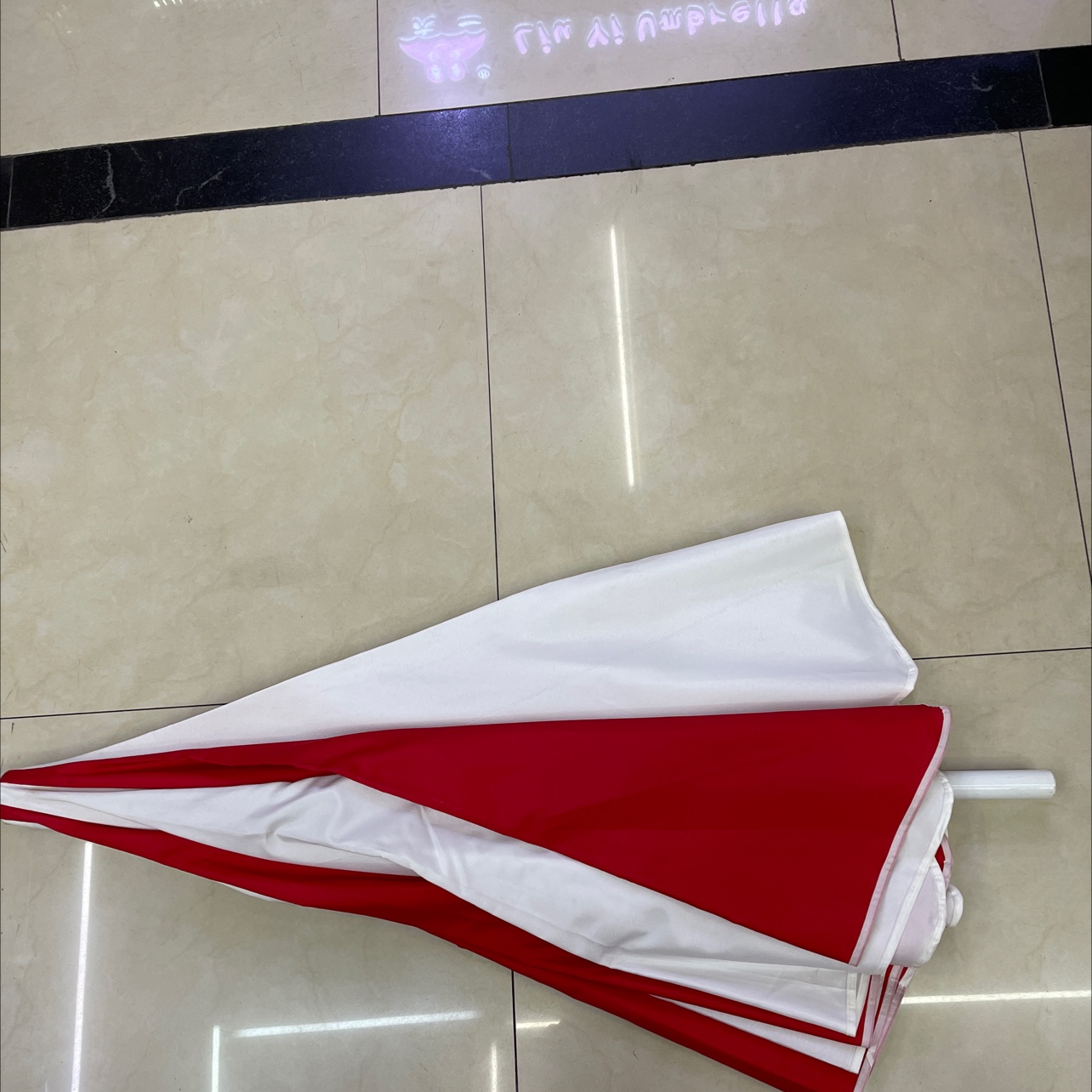 高档红白沙滩伞产品图