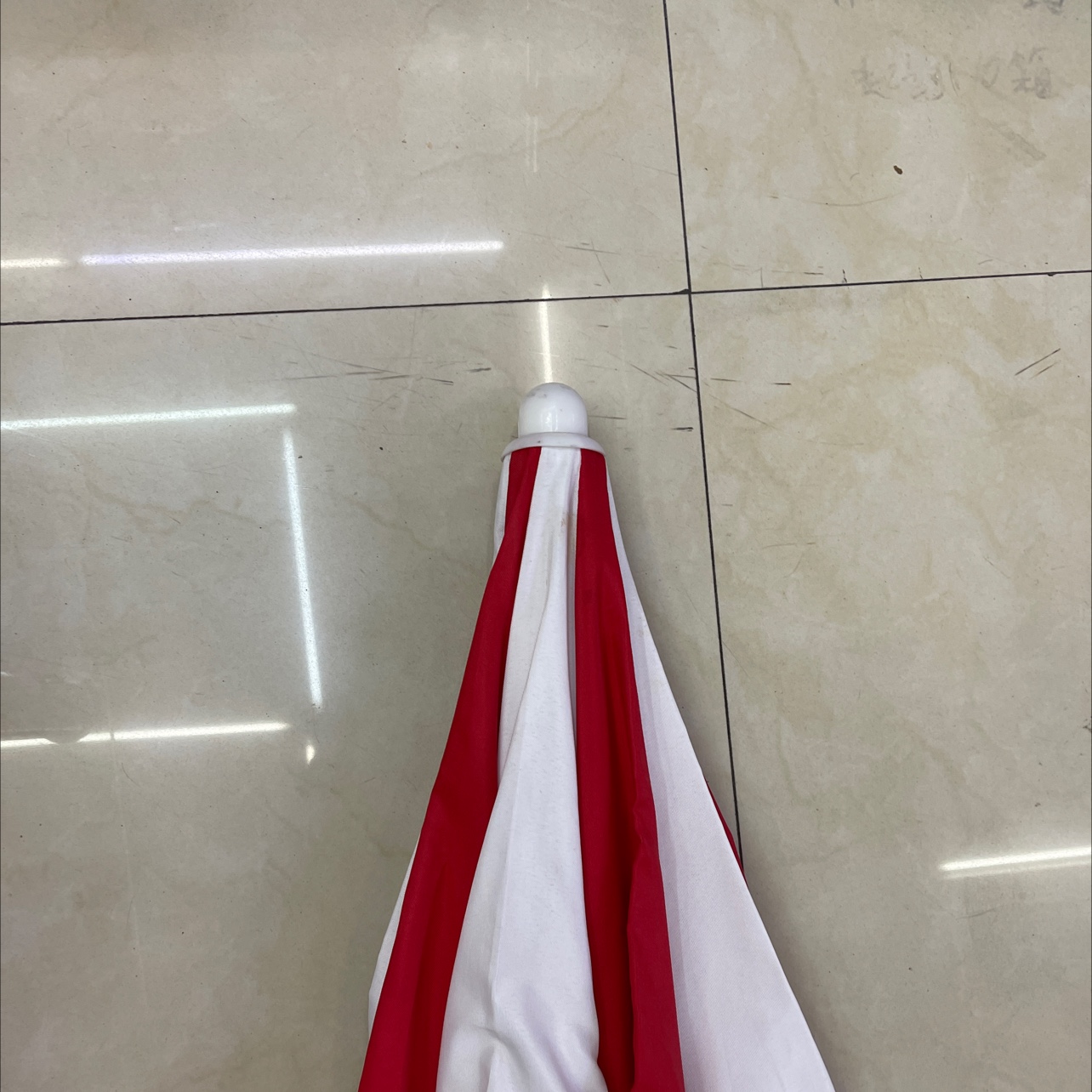 高档红白沙滩伞细节图