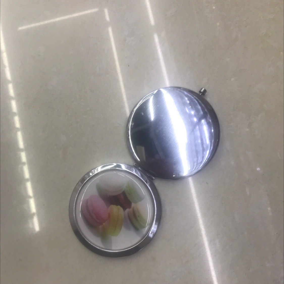 Small iron mirror Specification image