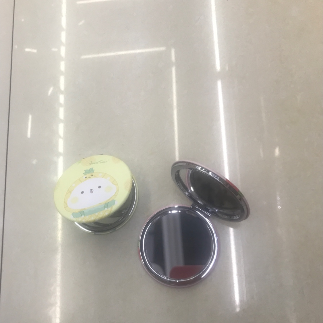 Makeup mirror details Picture