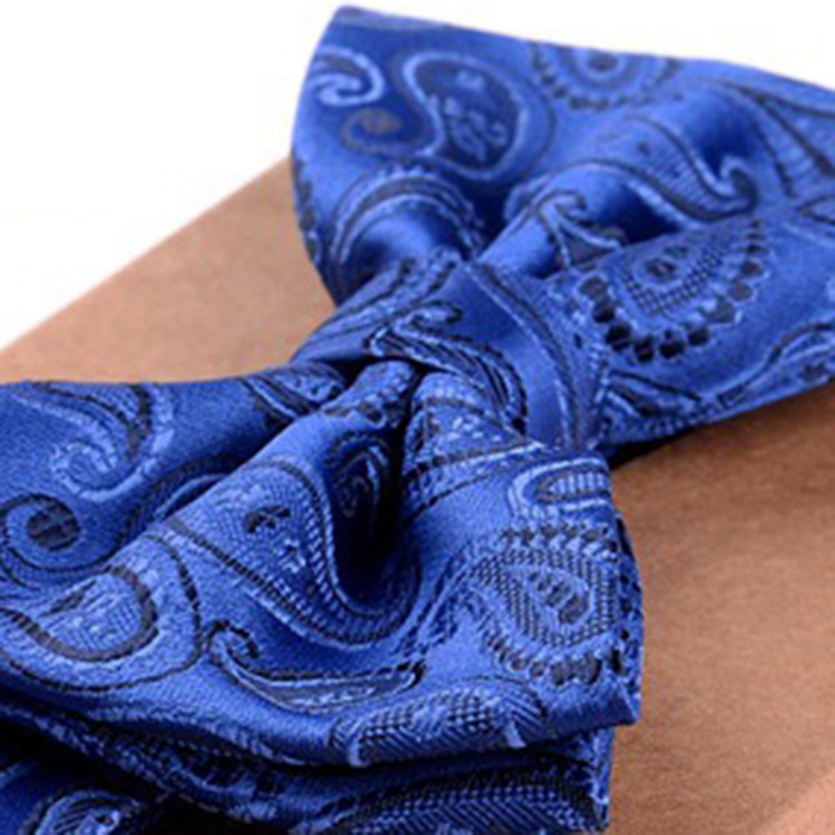الرجل ذو ربطة العنق الزهرة السوداء Specification image