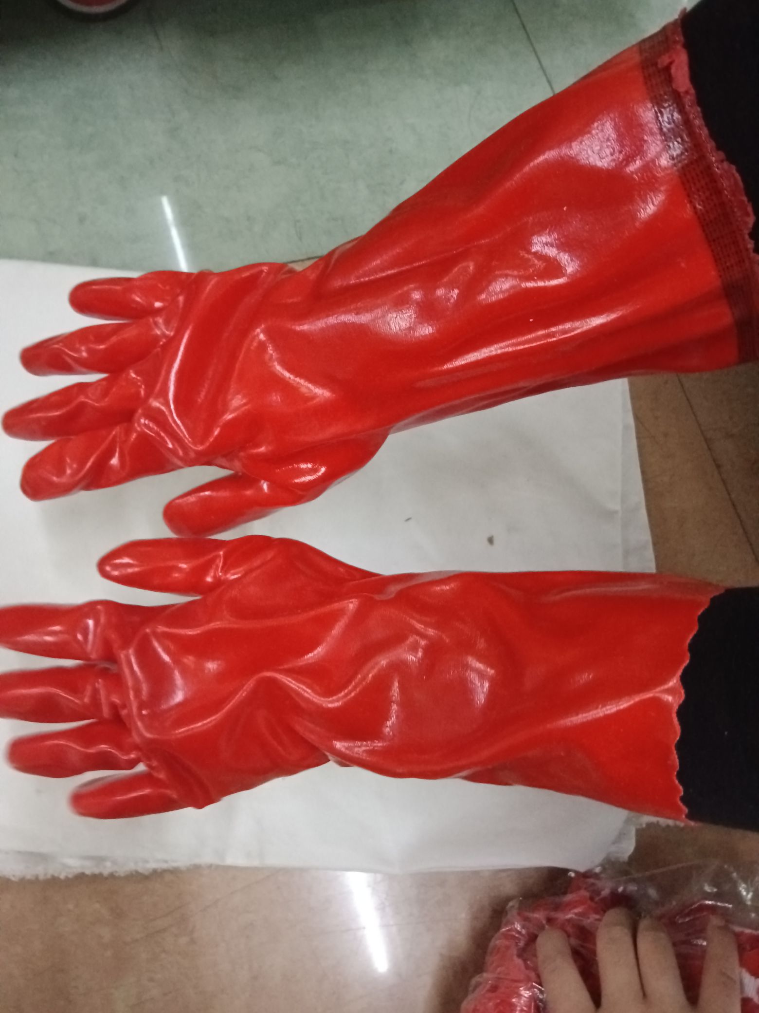 The gloves, such as ox tendon protective gloves and labor protection gloves, are coated with glue for wear resistance
