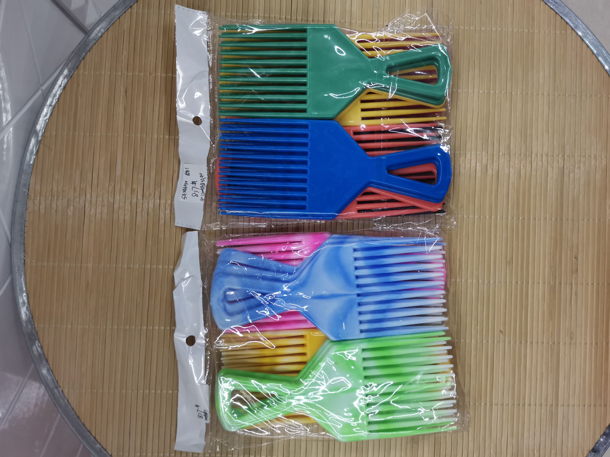817双色彩塑料梳子，12个一opp袋，一opp袋颜色混色3-4个颜色。一件1200个，体积，54*46*30。