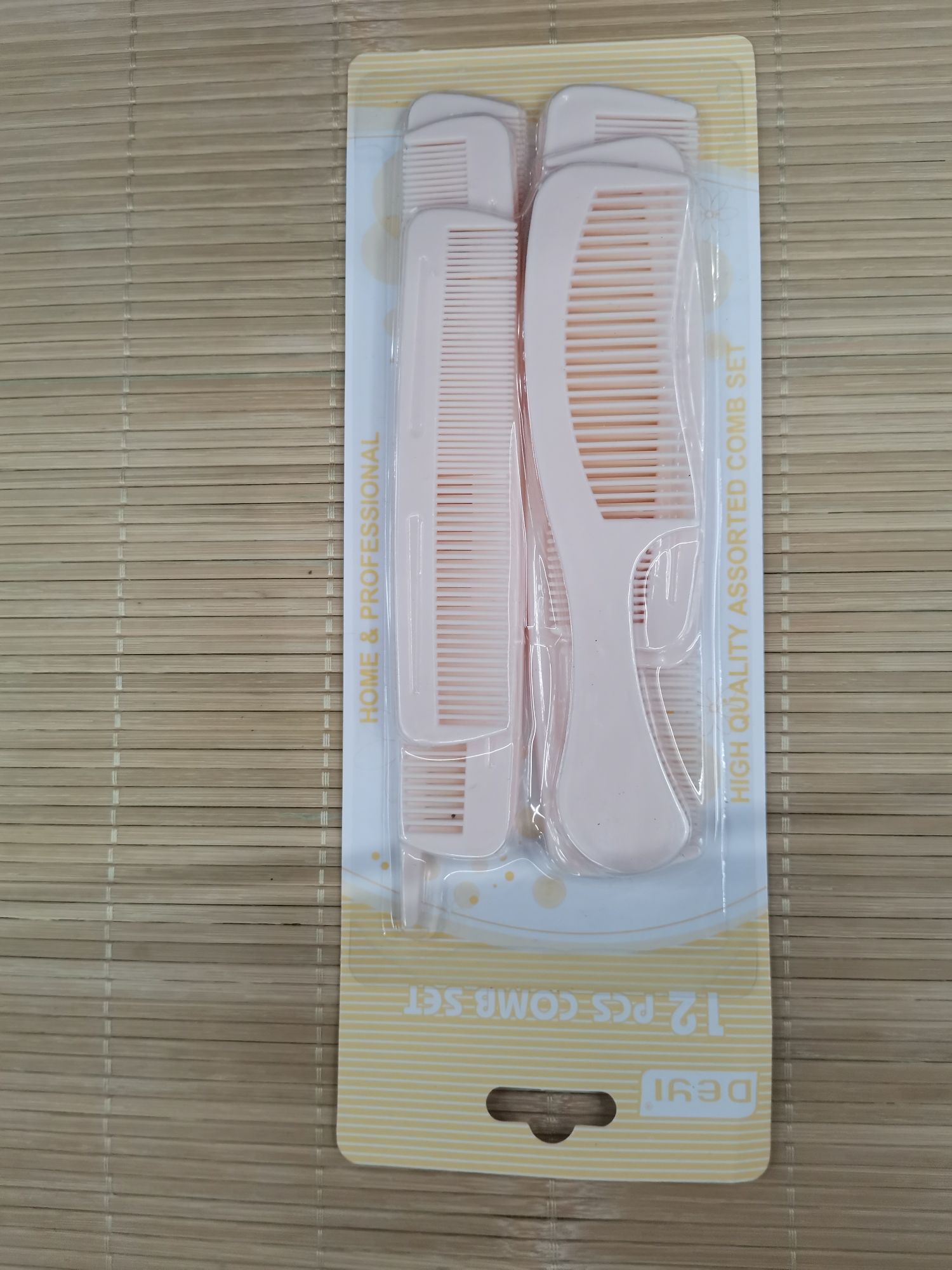 112-12 plastic combs, 12PC per card, one color per card, 3-4 colors mixed in one box. One 240-card piece, 24 per inner box. Volume: 53*41*52 Specification image