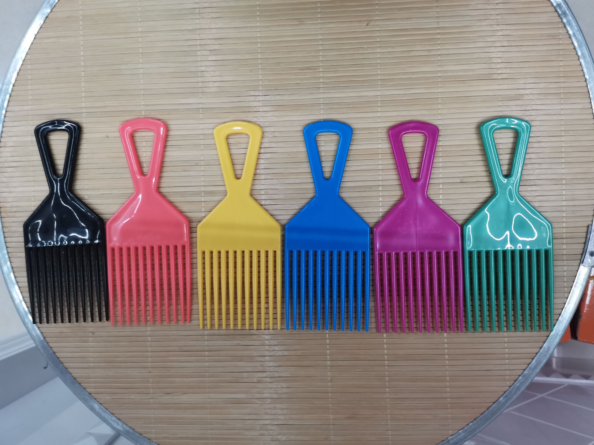 817有双色彩和单色彩梳子白底实物图