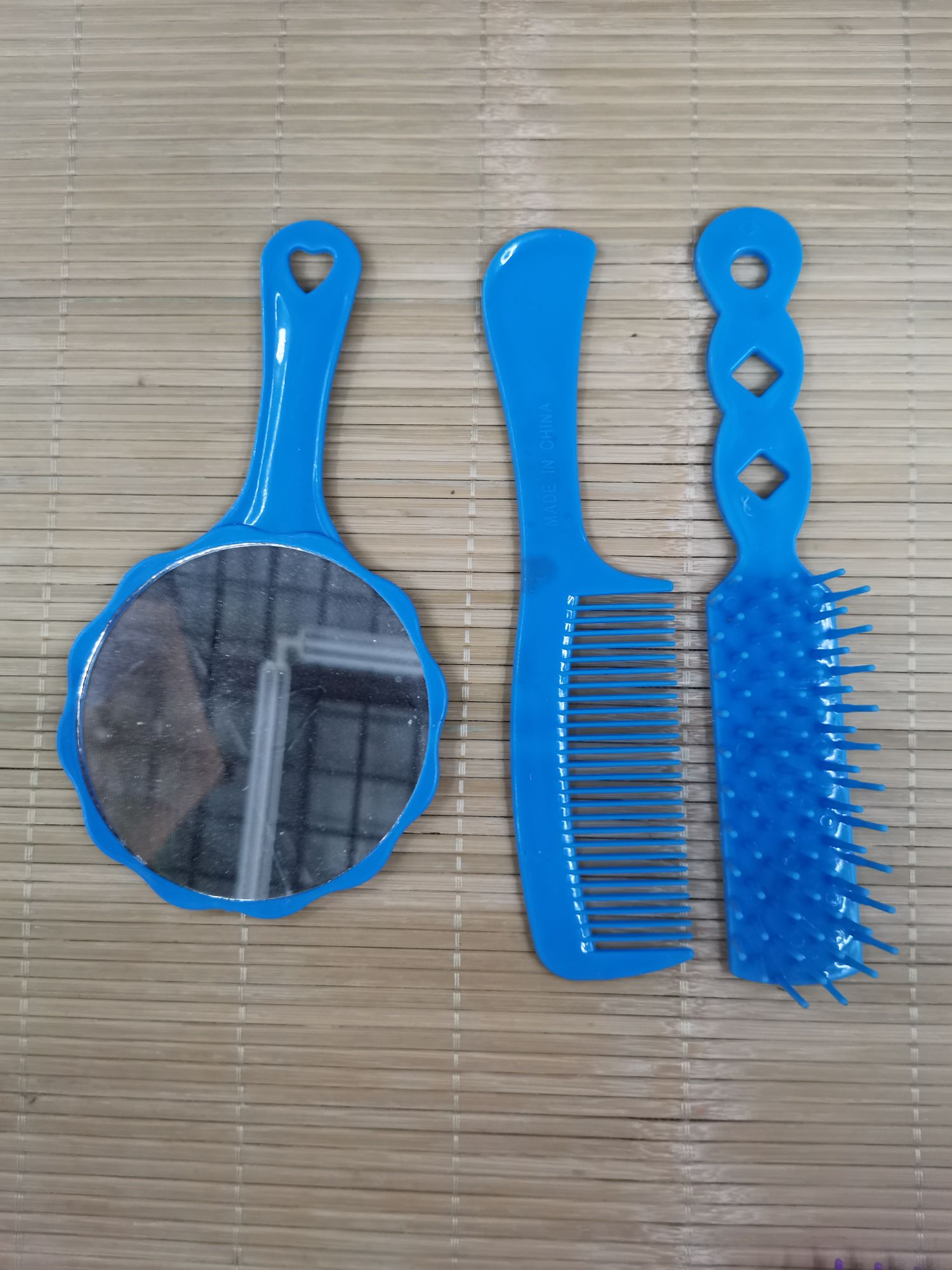 A-90 plastic combs and mirrors, 3PC - opp, one opp color per box, 3-4 mixed colors. One piece comes in 360 bags, with 36 bags in each inner box. details Picture