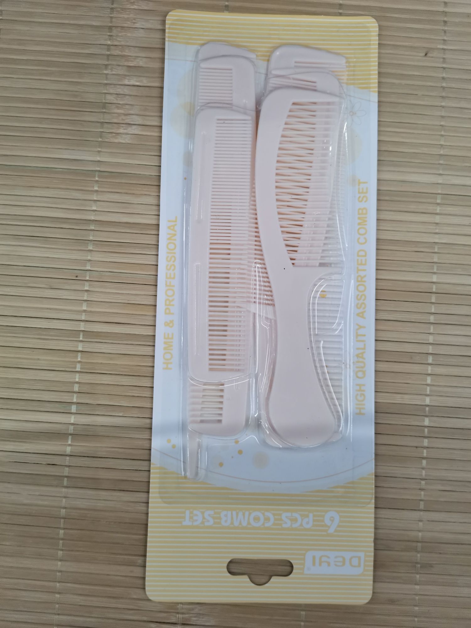 112-6 plastic combs, 6PC per card, one color per card, 3-4 colors mixed in one box. One 480-card, 48-card inner box. Volume: 53*41*52. Item Picture