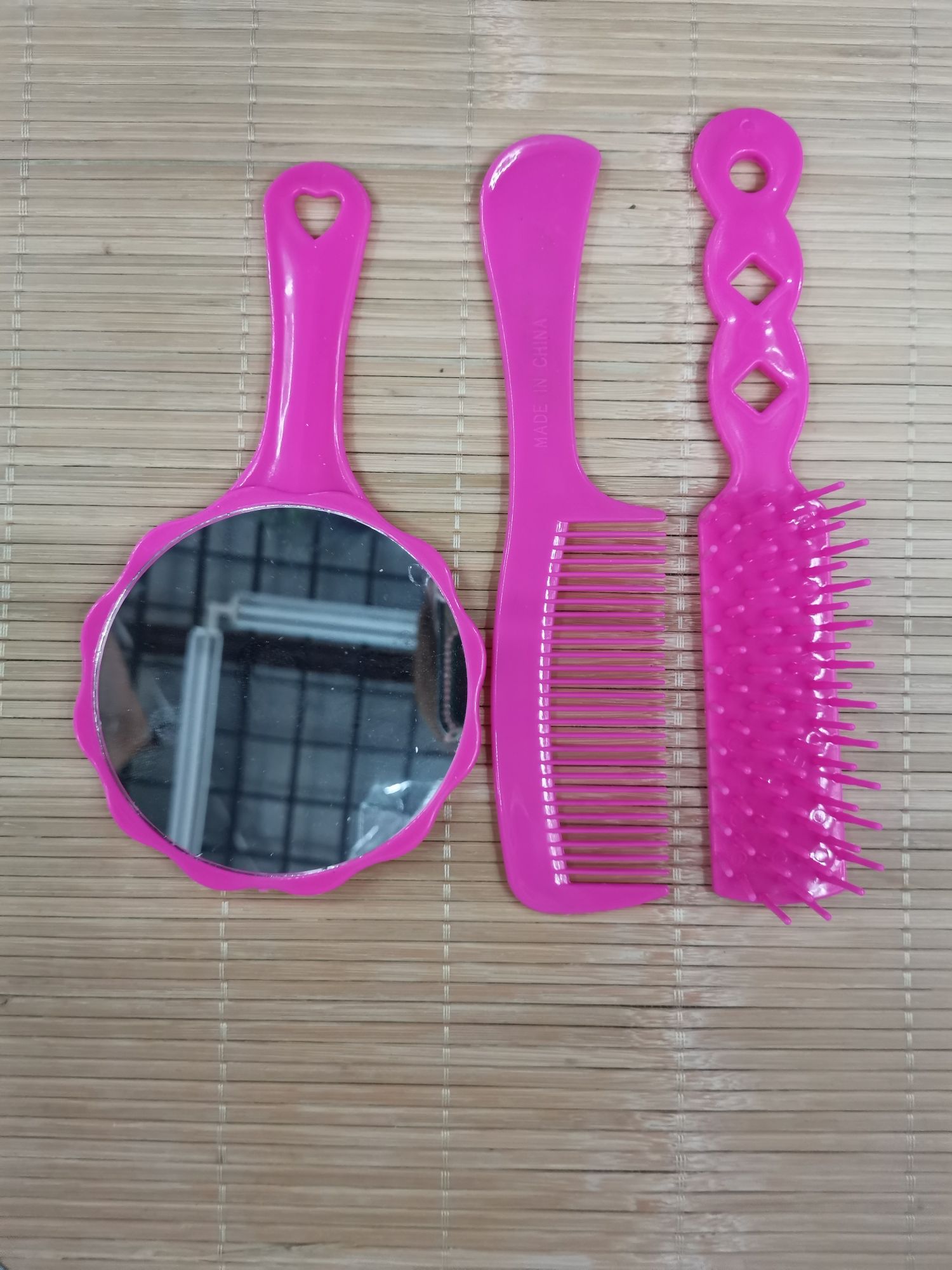 A-90 plastic combs and mirrors, 3PC - opp, one opp color per box, 3-4 mixed colors. One piece comes in 360 bags, with 36 bags in each inner box. Specification image