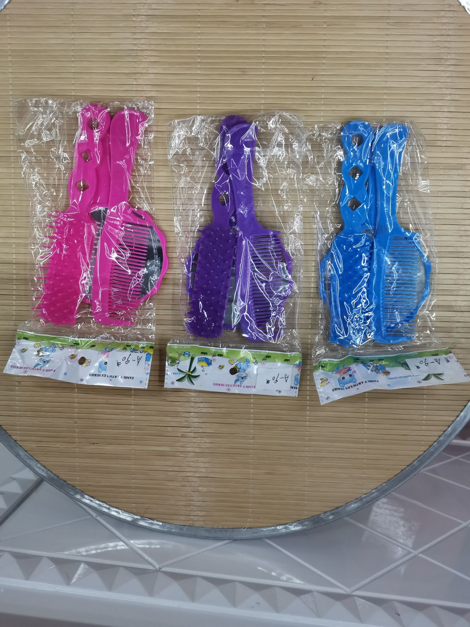 A-90 plastic combs and mirrors, 3PC - opp, one opp color per box, 3-4 mixed colors. One piece comes in 360 bags, with 36 bags in each inner box. Application Scenario