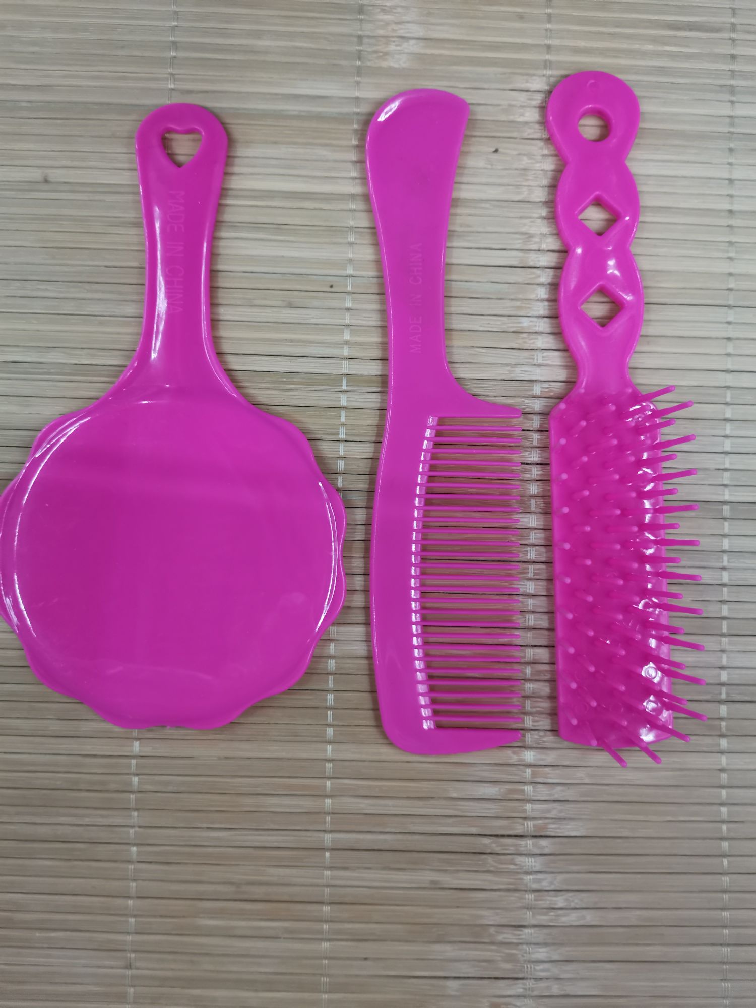 A-90 plastic combs and mirrors, 3PC - opp, one opp color per box, 3-4 mixed colors. One piece comes in 360 bags, with 36 bags in each inner box.