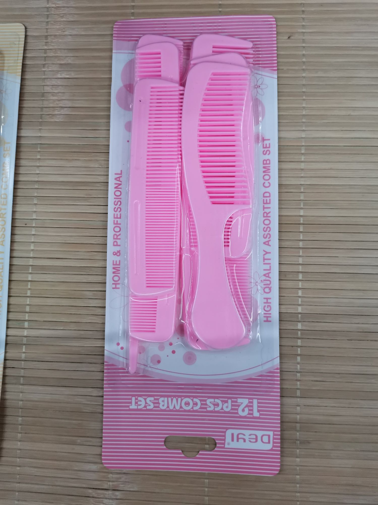 112-12 plastic combs, 12PC per card, one color per card, 3-4 colors mixed in one box. One 240-card piece, 24 per inner box. Volume: 53*41*52 Item Picture