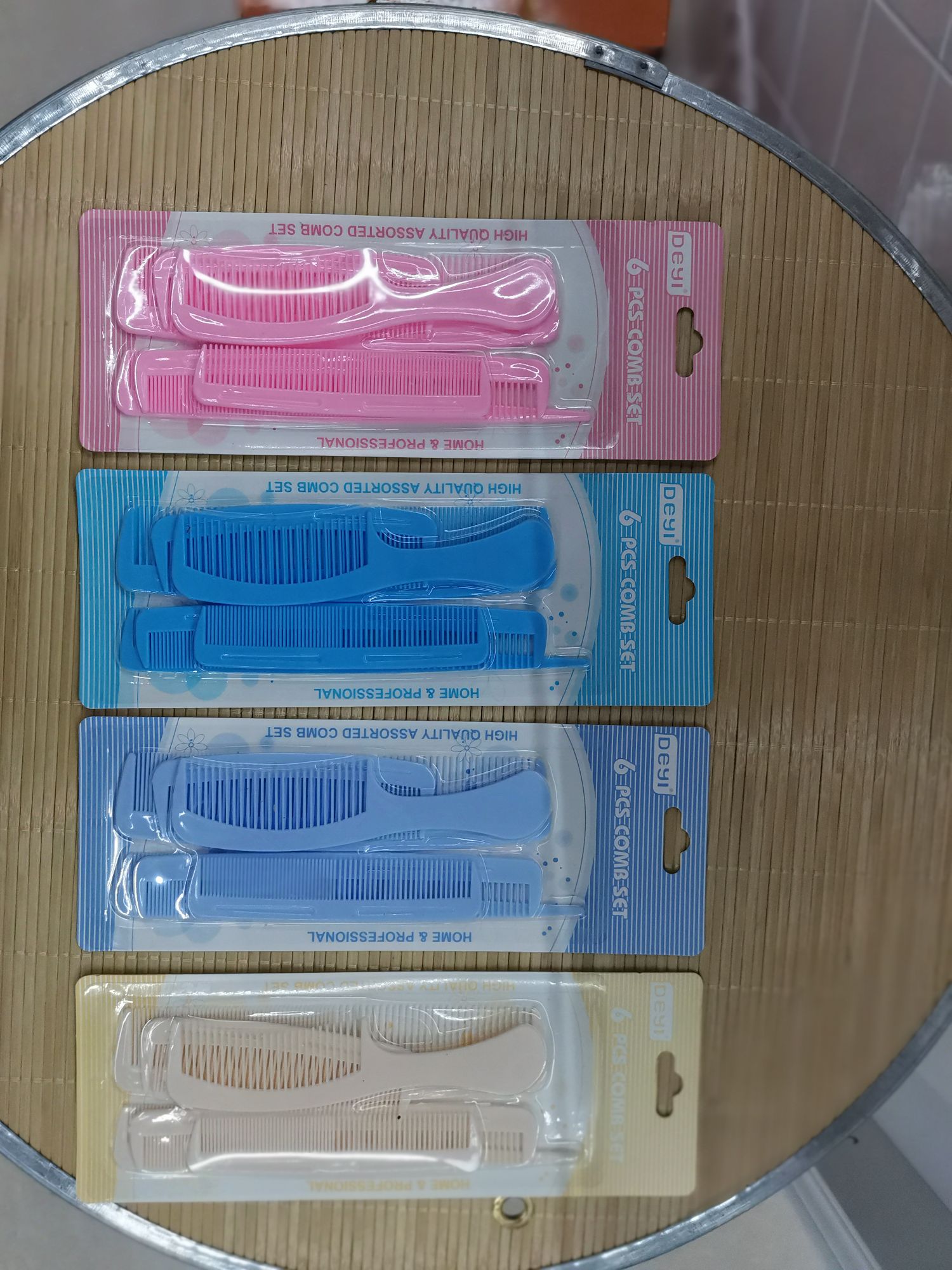 112-6 plastic combs, 6PC per card, one color per card, 3-4 colors mixed in one box. One 480-card, 48-card inner box. Volume: 53*41*52.