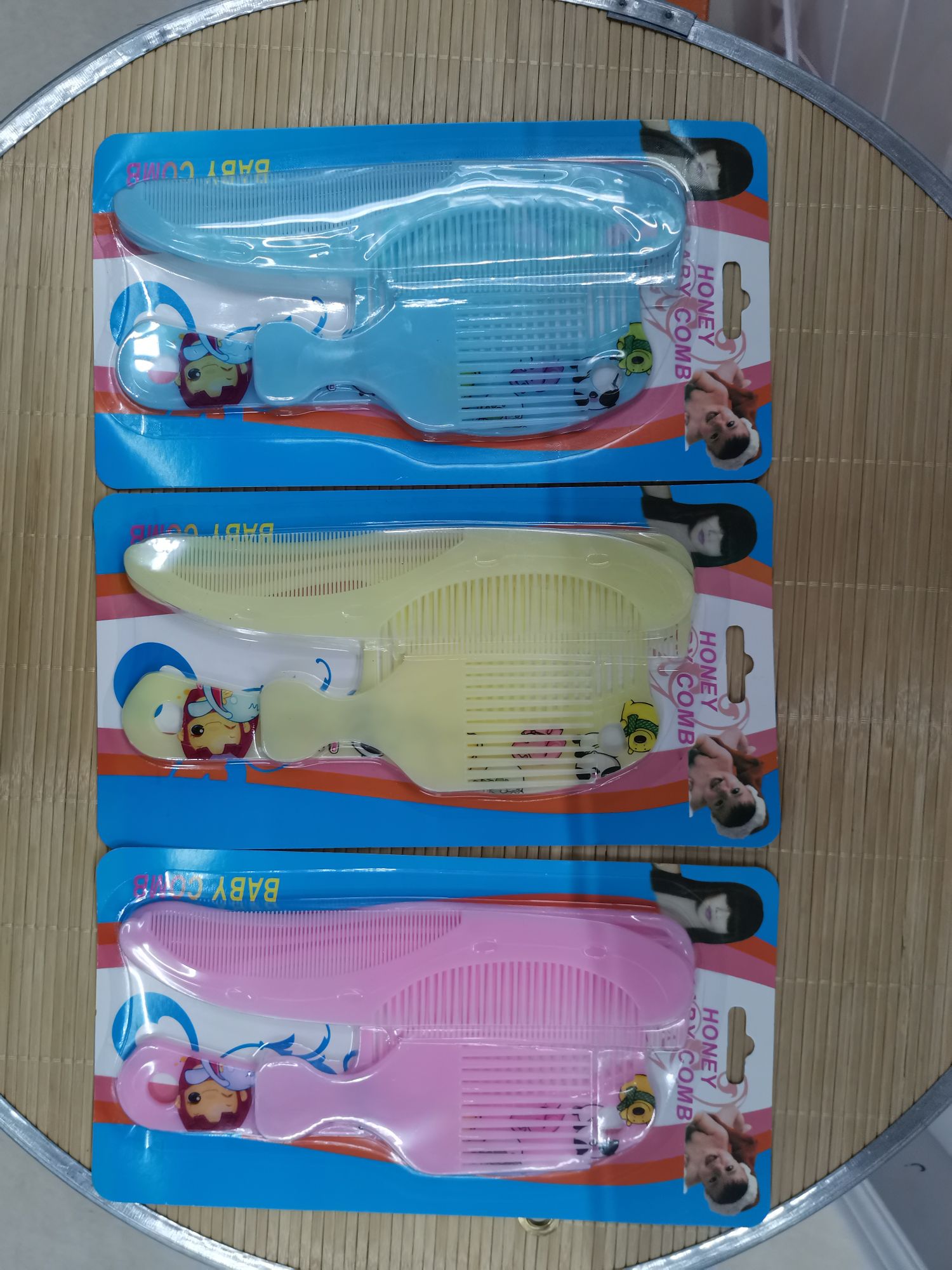 3100塑料梳子，5PC一卡，一卡一个颜色一箱混色3-4个颜色。一件240卡，60一内盒子。体积，55*42*58.5。