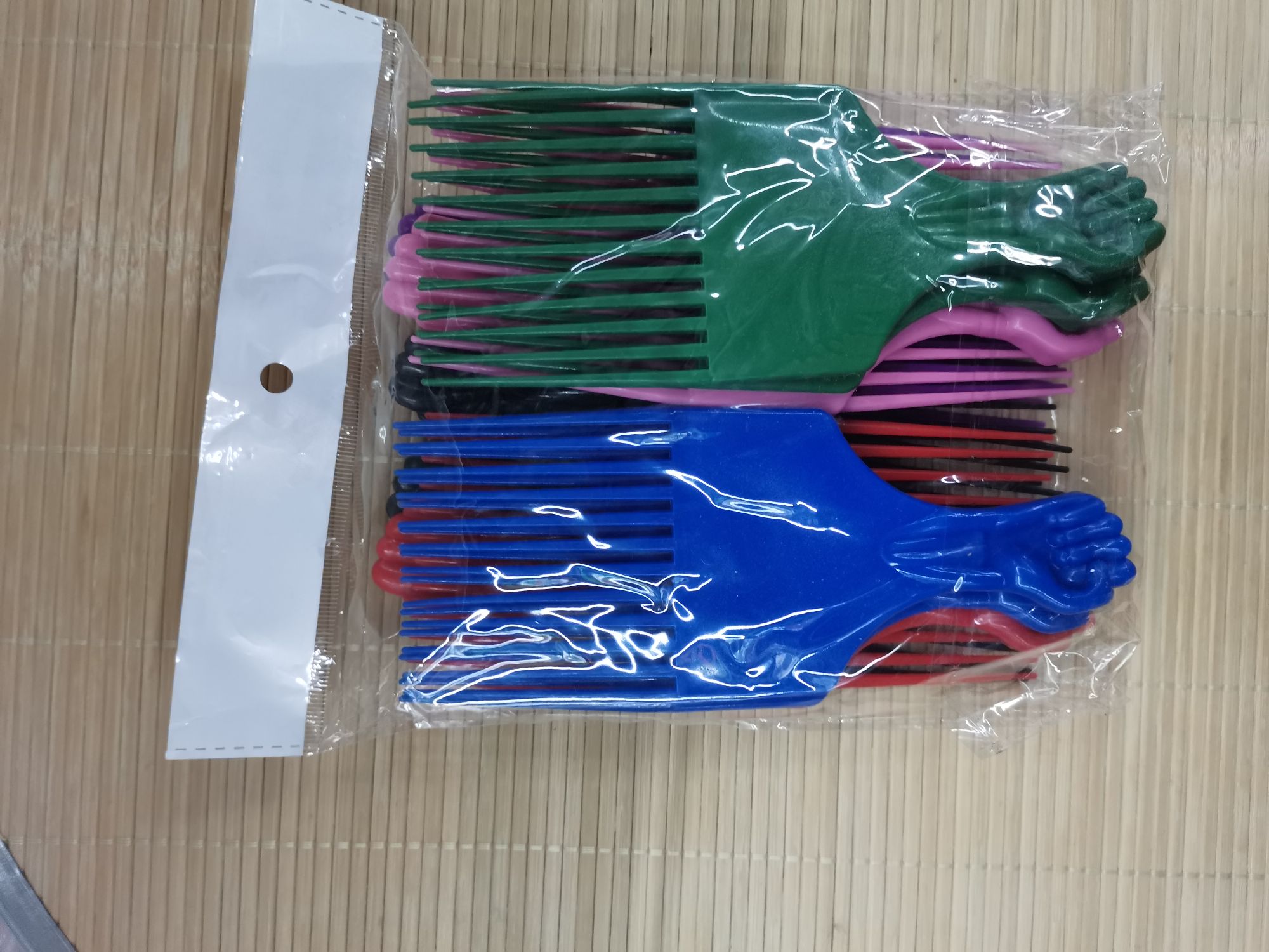 816彩塑料梳子，12个一opp袋，一opp袋颜色混色3-4个颜色。一件1200个