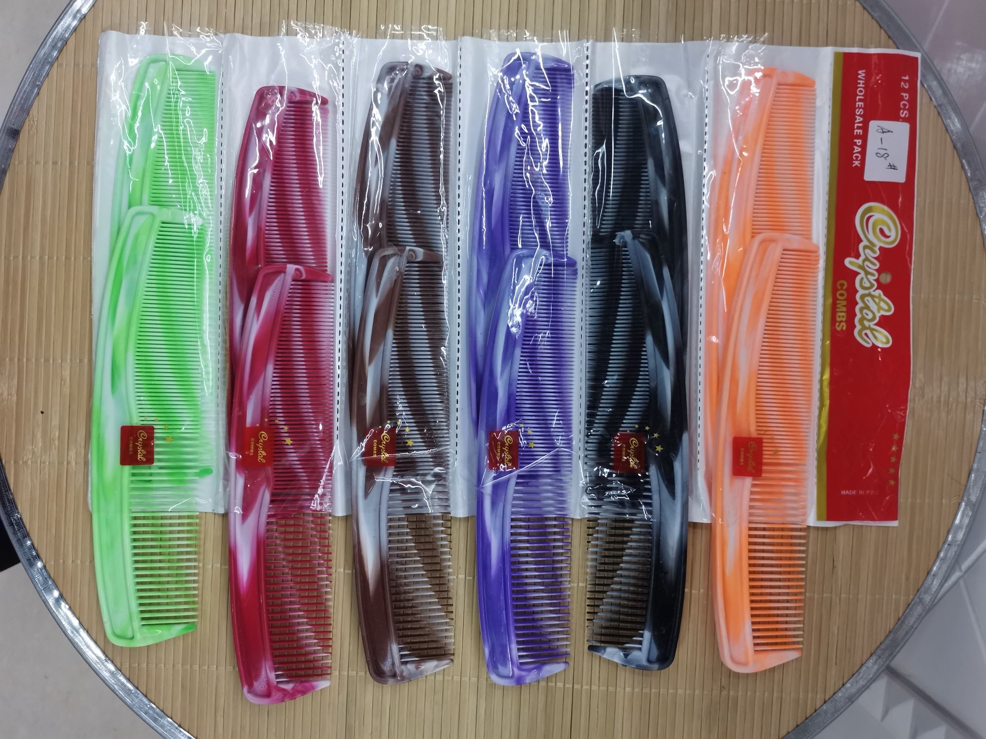 A-18塑料梳子，12PC一opp，一opp一个颜色混色6个颜色。一件1200，10一卡。体积，49.5*34.5*61