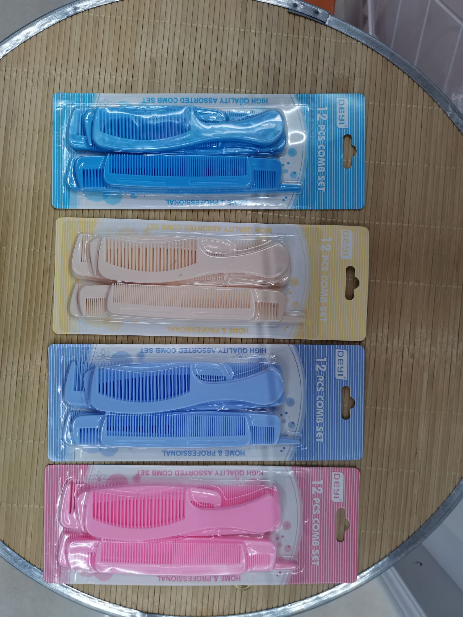 112-12 plastic combs, 12PC per card, one color per card, 3-4 colors mixed in one box. One 240-card piece, 24 per inner box. Volume: 53*41*52 Application Scenario
