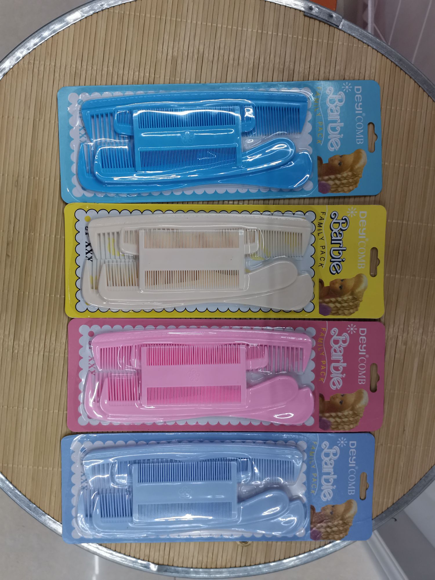 205塑料梳子，5PC一卡，一卡一个颜色一箱混色3-4个颜色。一件240卡，体积，59*47.5*33.5。