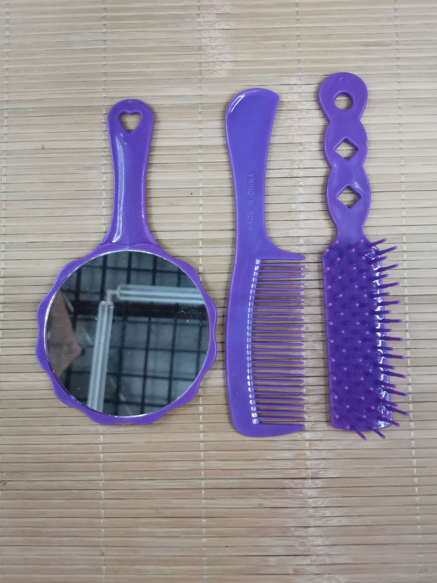 A-90 plastic combs and mirrors, 3PC - opp, one opp color per box, 3-4 mixed colors. One piece comes in 360 bags, with 36 bags in each inner box. Item Picture