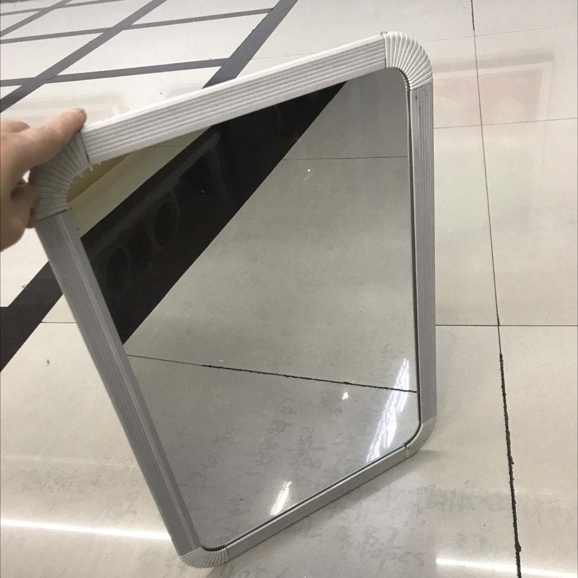 It can be used to hang bathroom mirrors and dressing mirrors Specification image